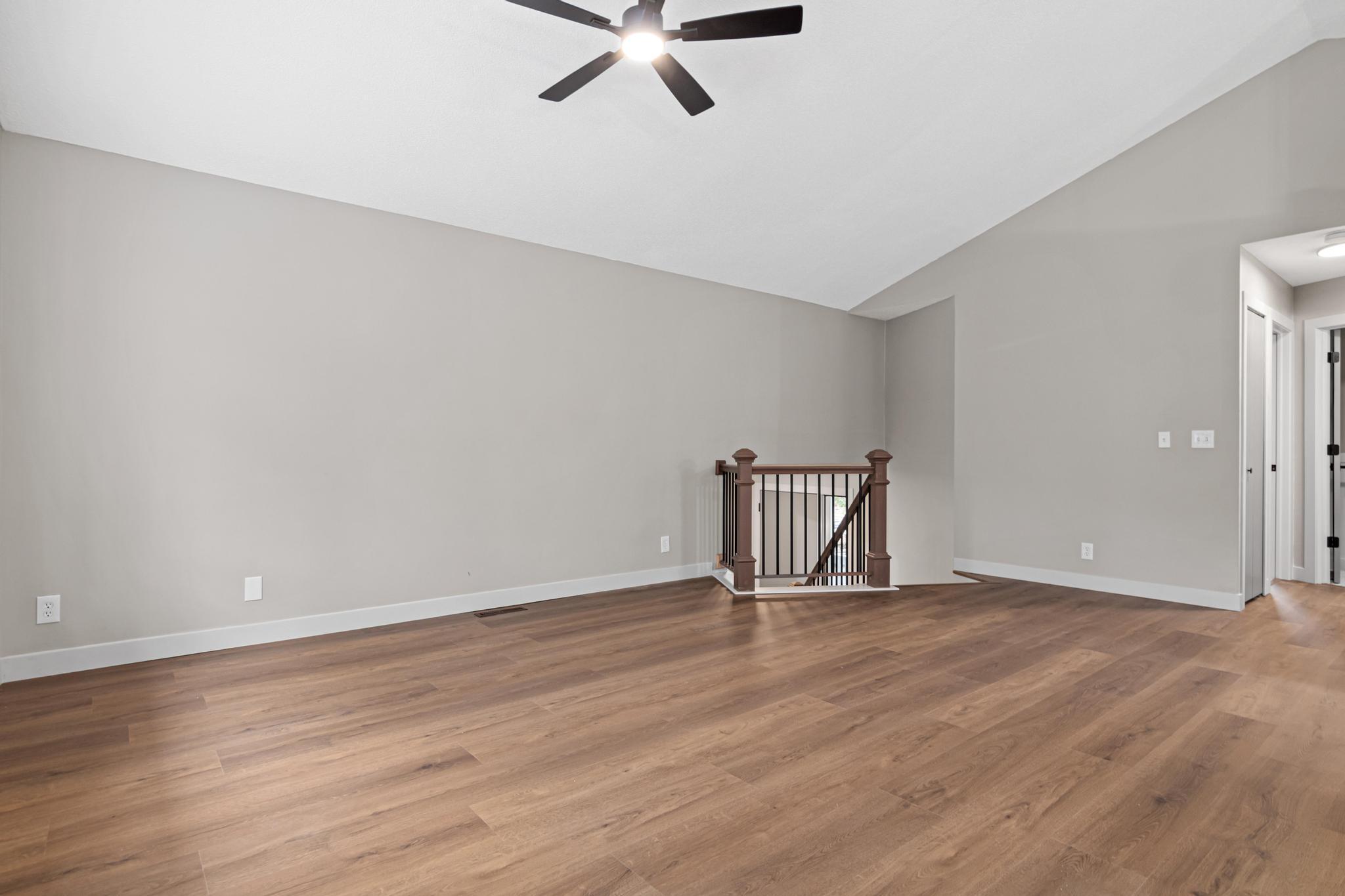 2365 Hillwood Drive E Property Photo 5