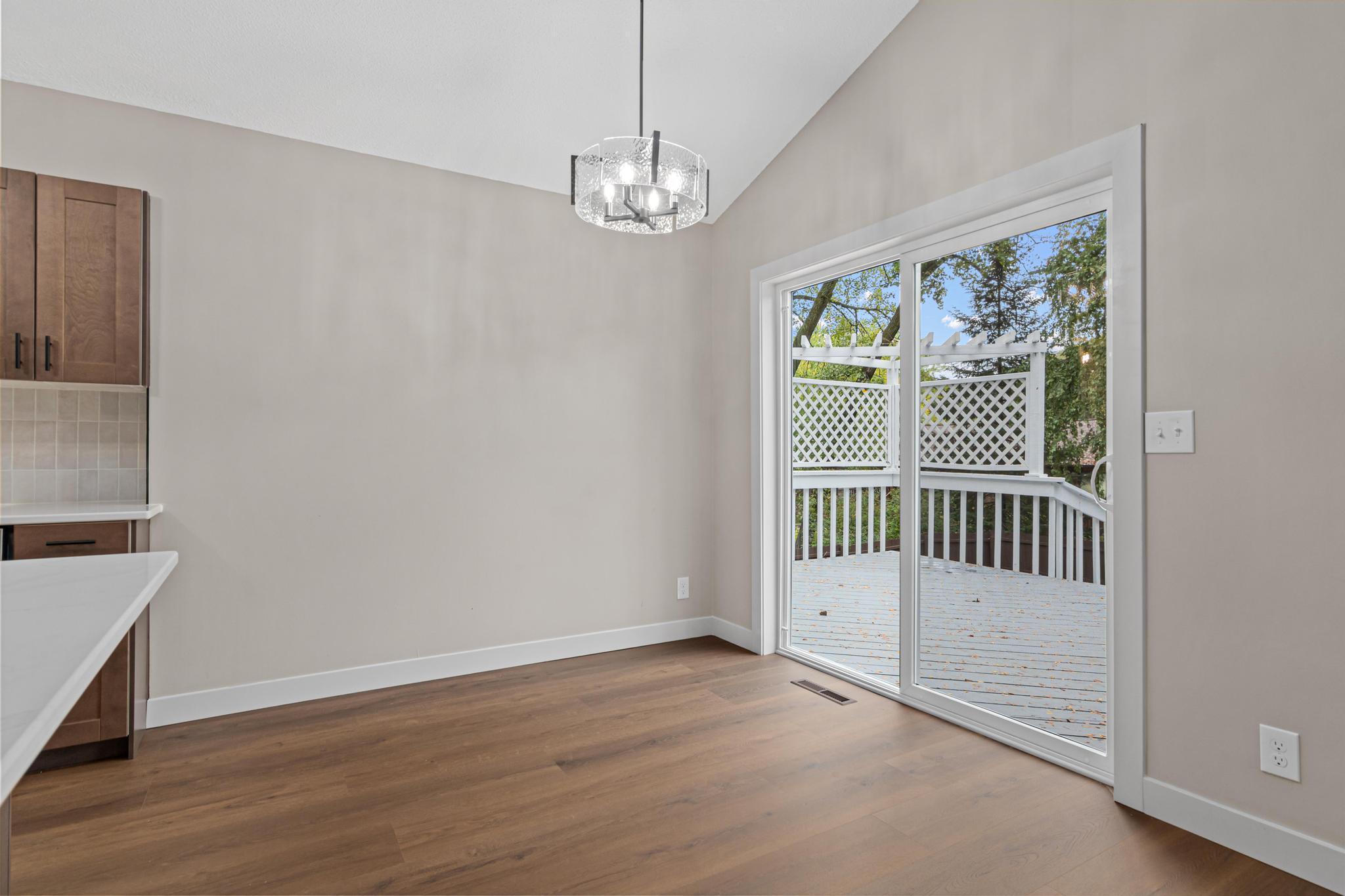 2365 Hillwood Drive E Property Photo 6