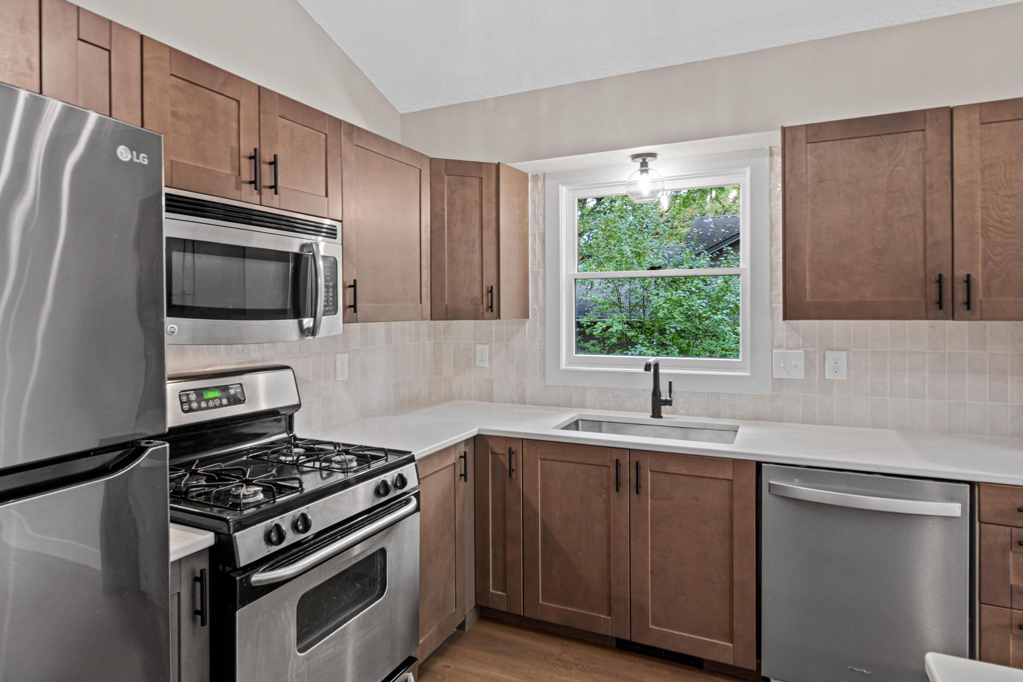 2365 Hillwood Drive E Property Photo 10