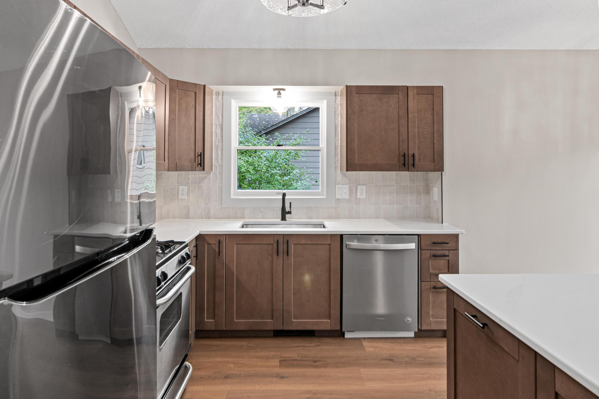 2365 Hillwood Drive E Property Photo 11