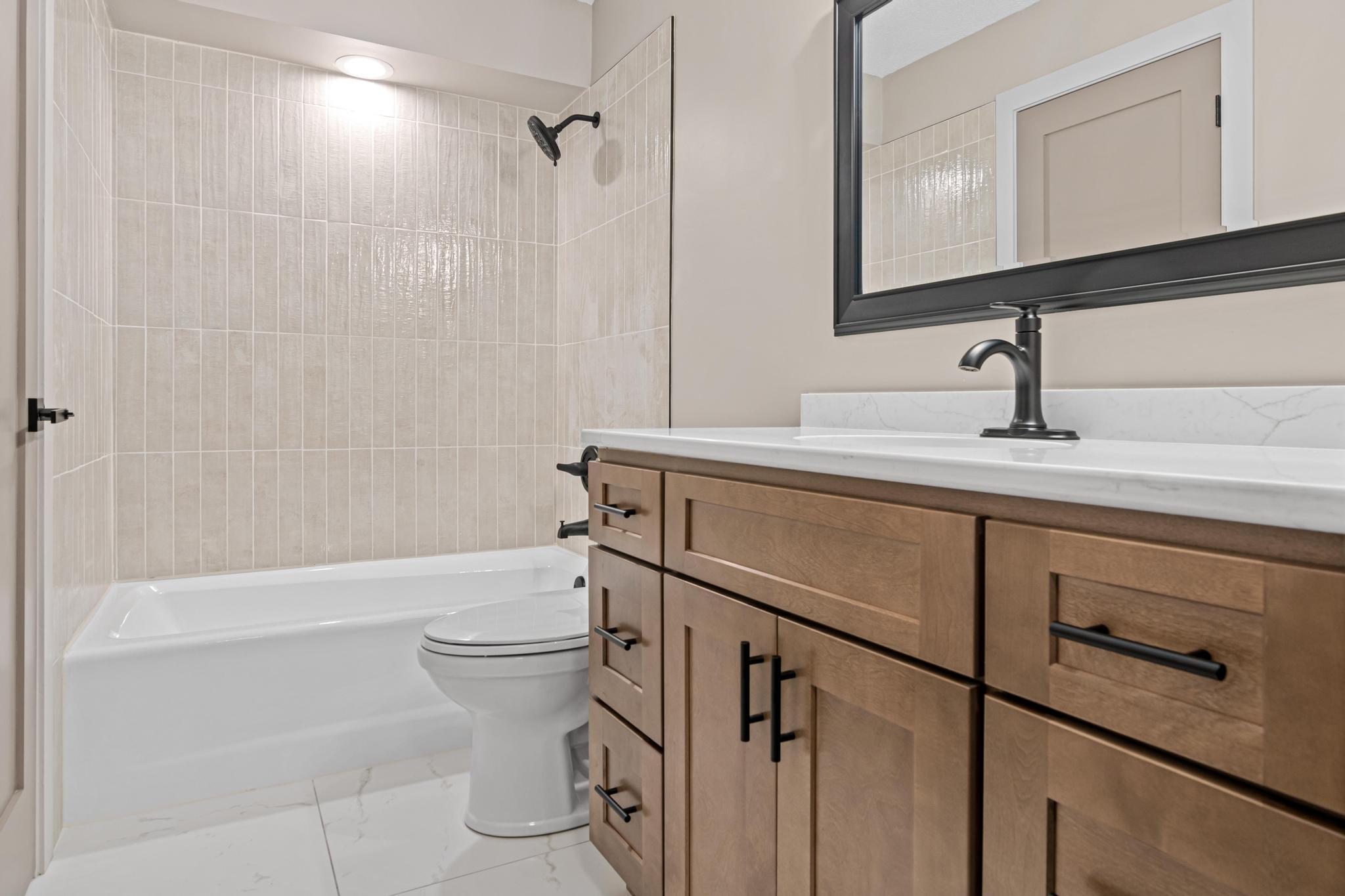 2365 Hillwood Drive E Property Photo 17