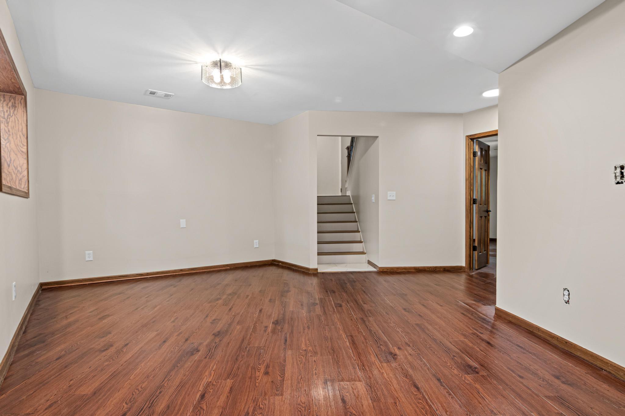 2365 Hillwood Drive E Property Photo 18