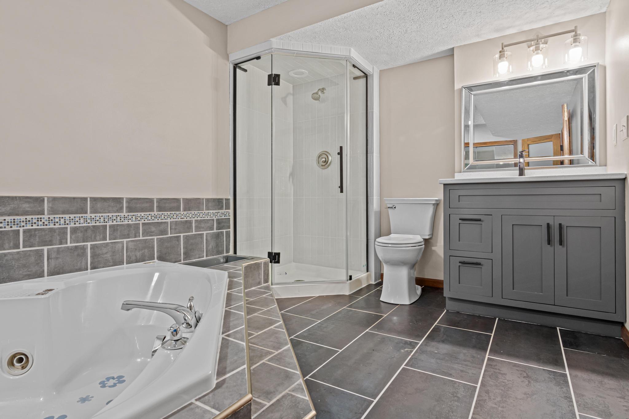 2365 Hillwood Drive E Property Photo 20
