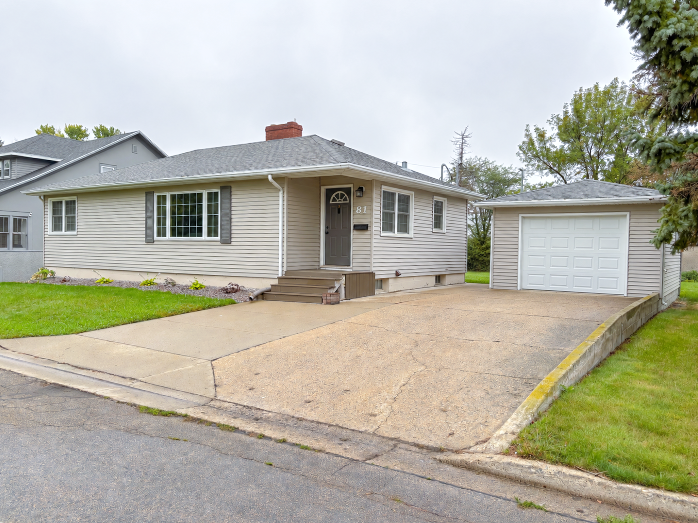 81 4th Avenue N