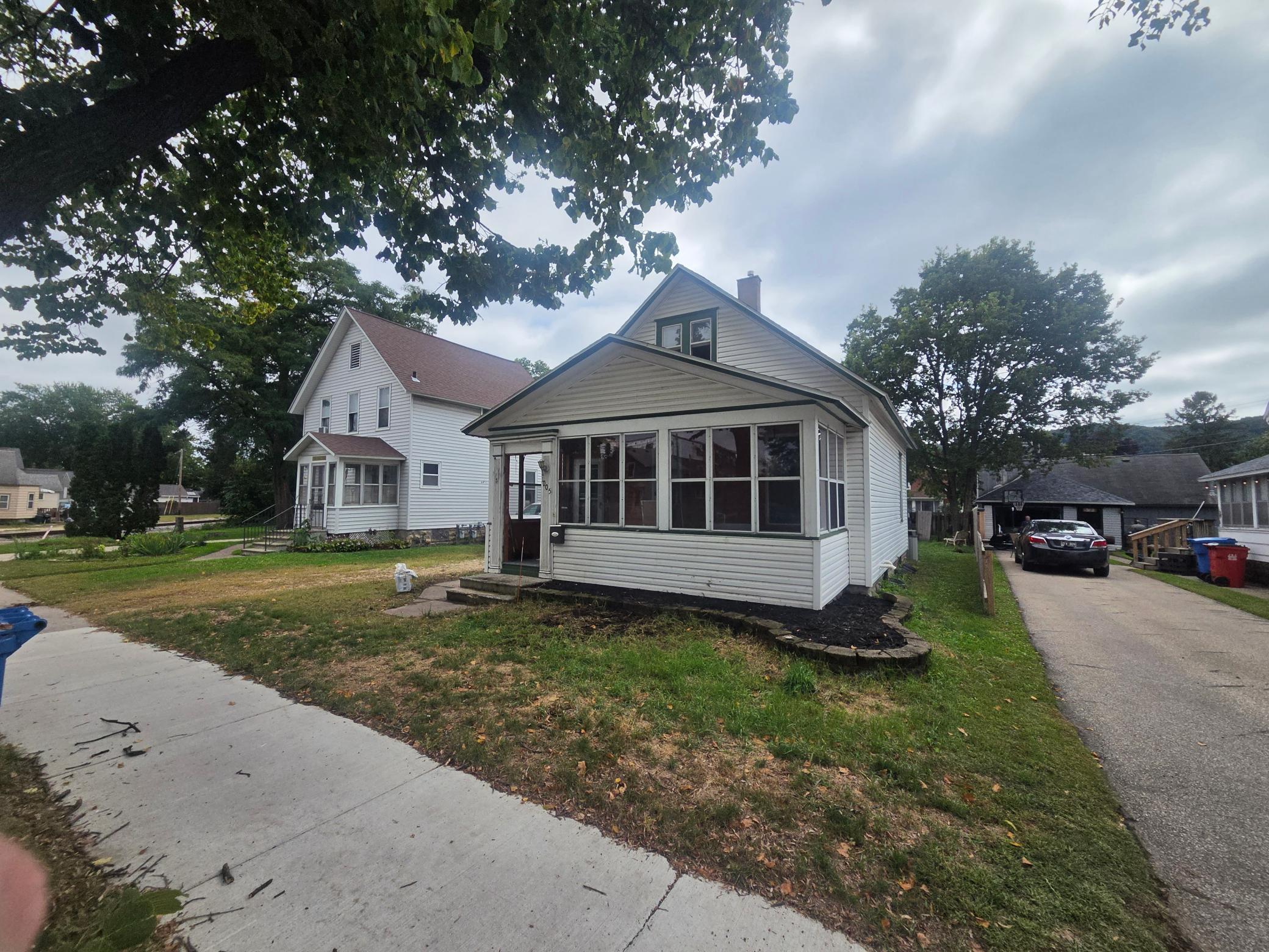1005 W Broadway Street Property Photo 1