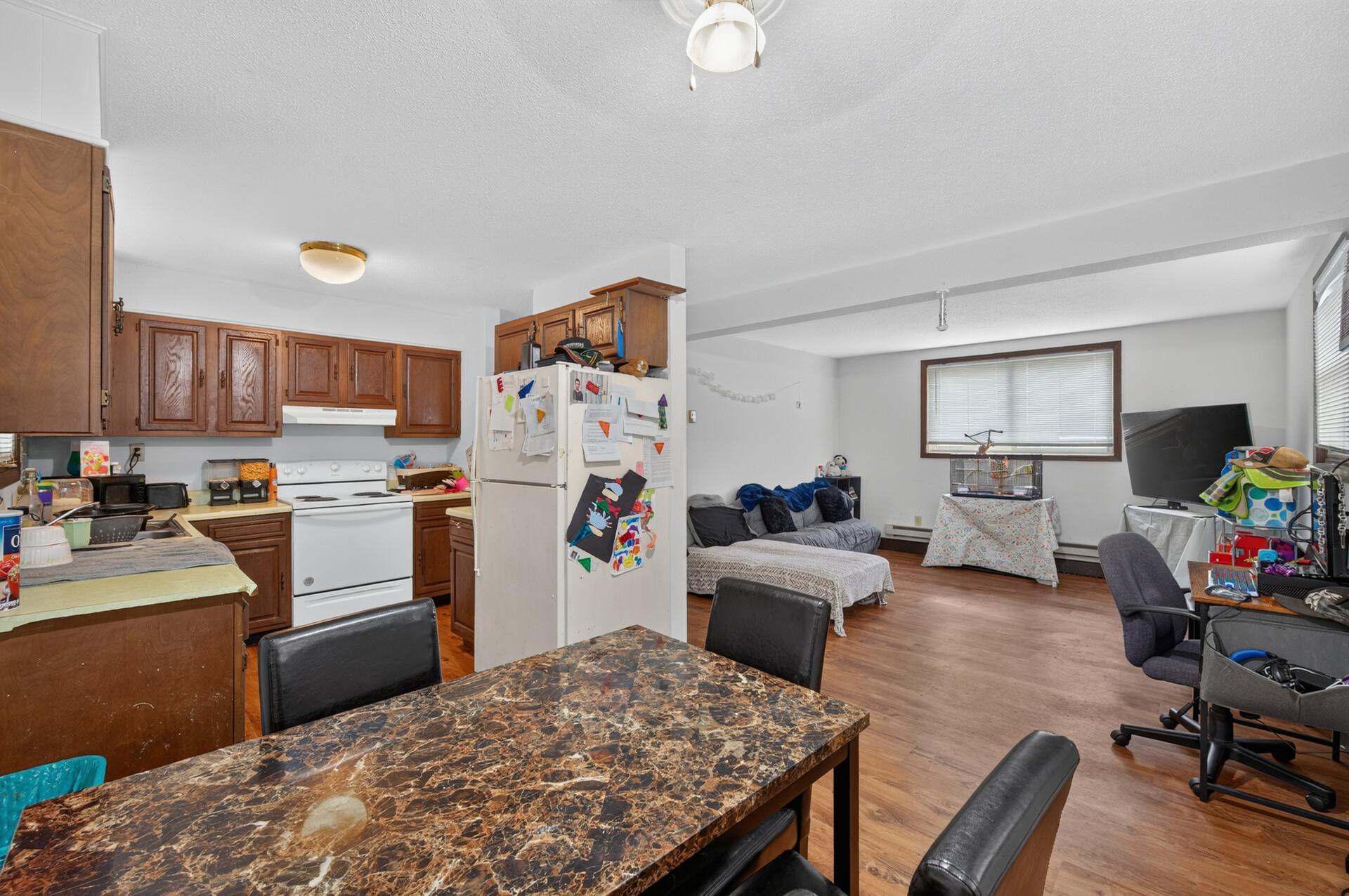 302 W Maple Street Property Photo 4