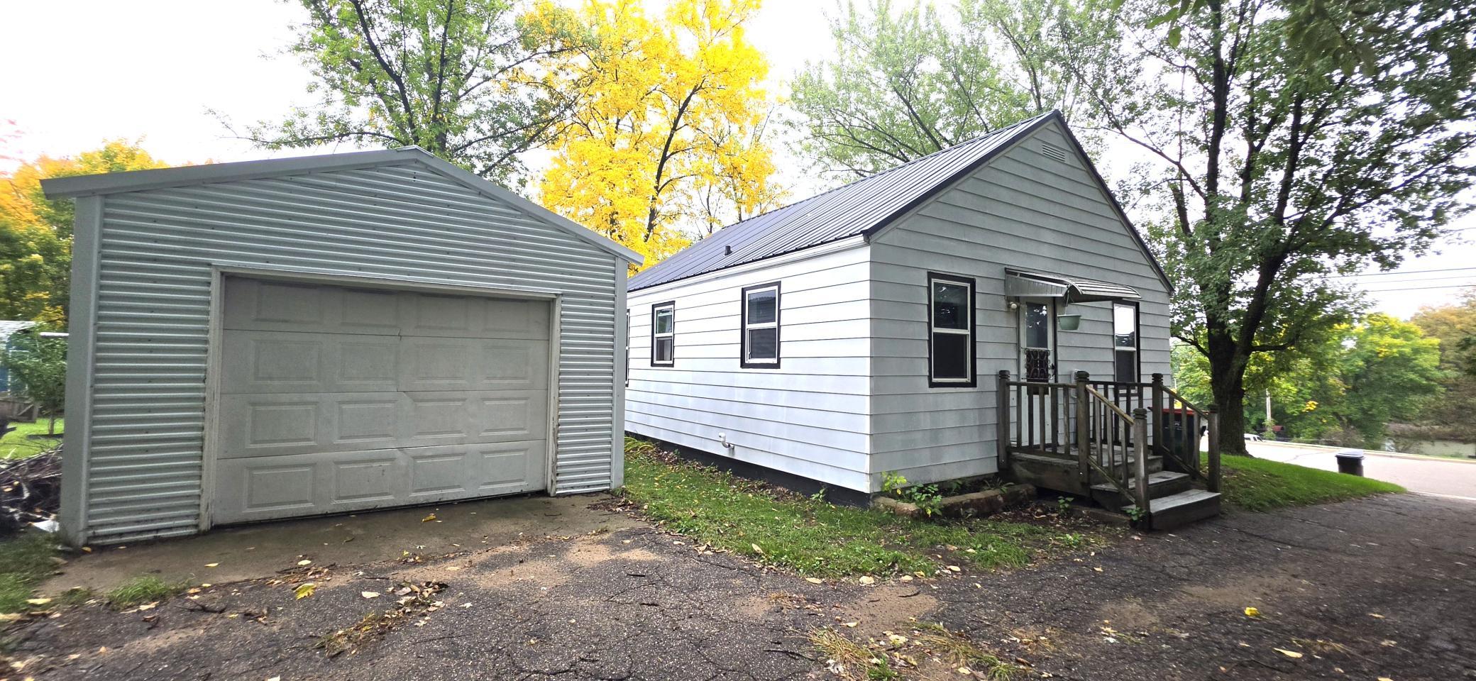 320 7th Street W Property Photo 2