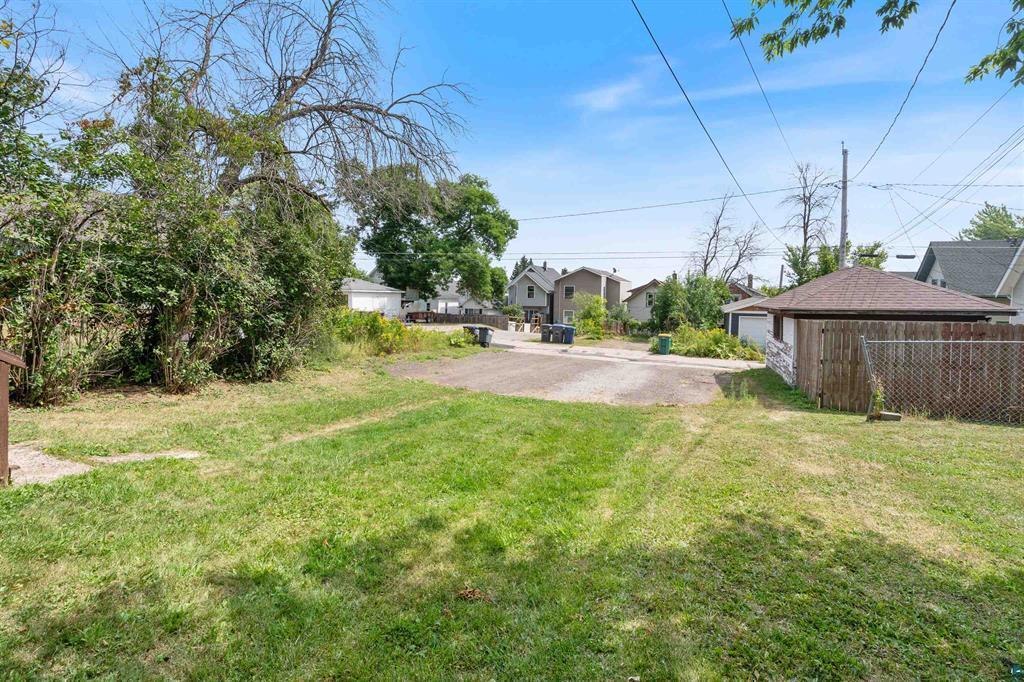 1110 E 10th Street Property Photo 2