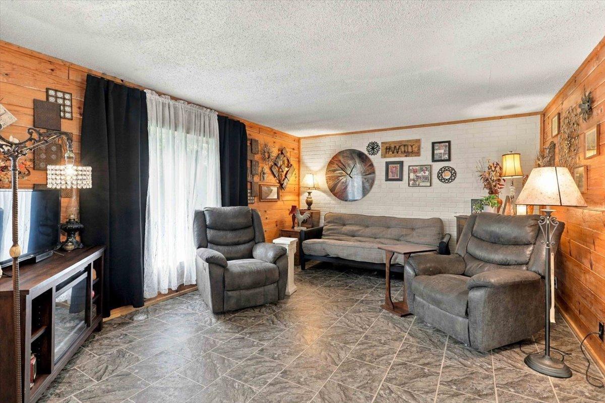 2105 300th Avenue Property Photo 1
