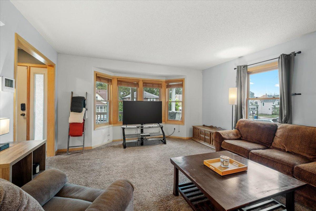 220 Baker Street E Property Photo 6