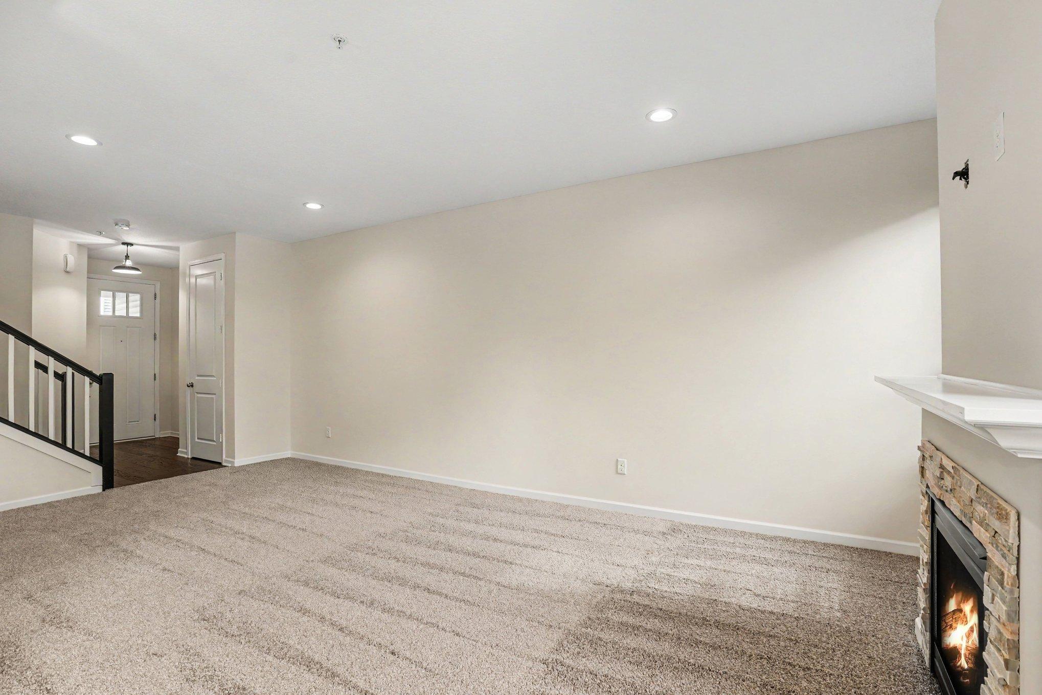12516 Naples Street Ne D Property Photo 8