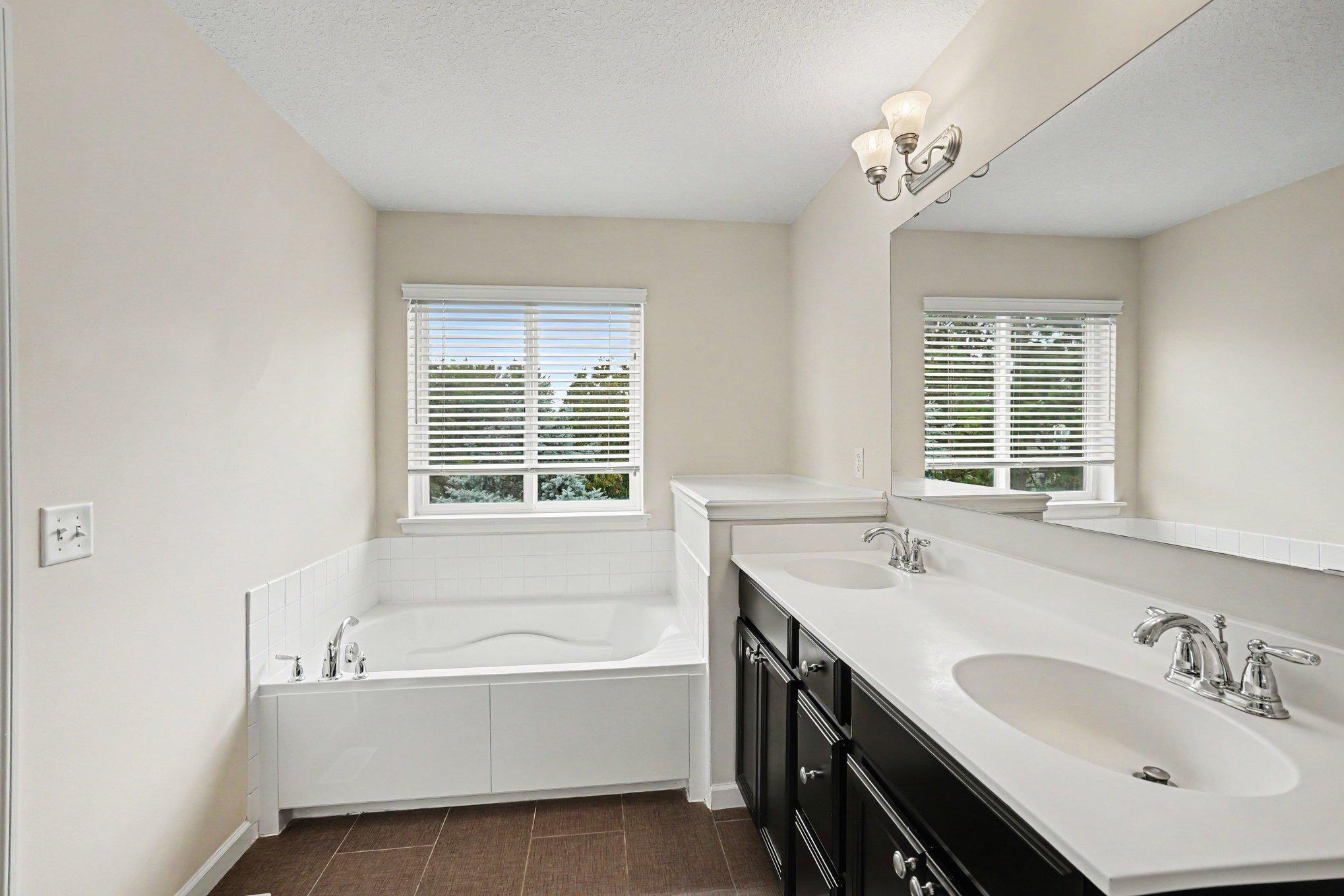 12516 Naples Street Ne D Property Photo 25