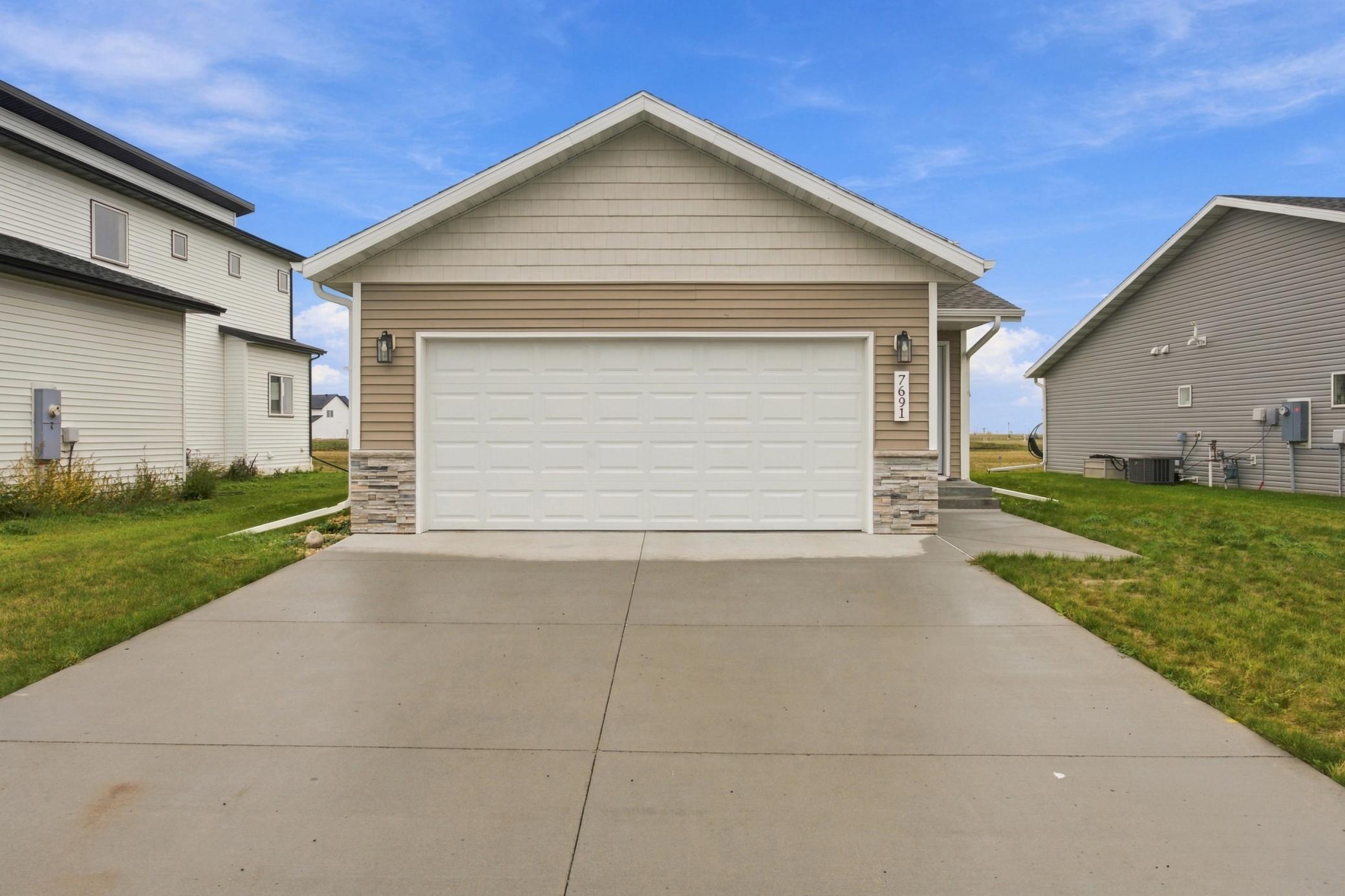 7691 Cub Creek Way Property Photo 2