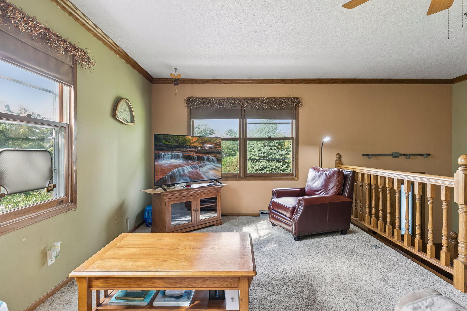 750 Viking Drive E Property Photo 4