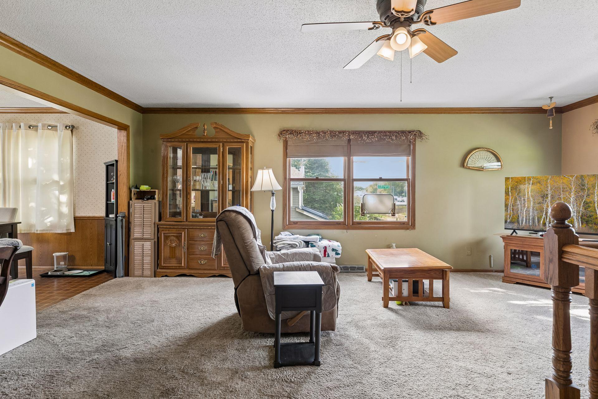 750 Viking Drive E Property Photo 5