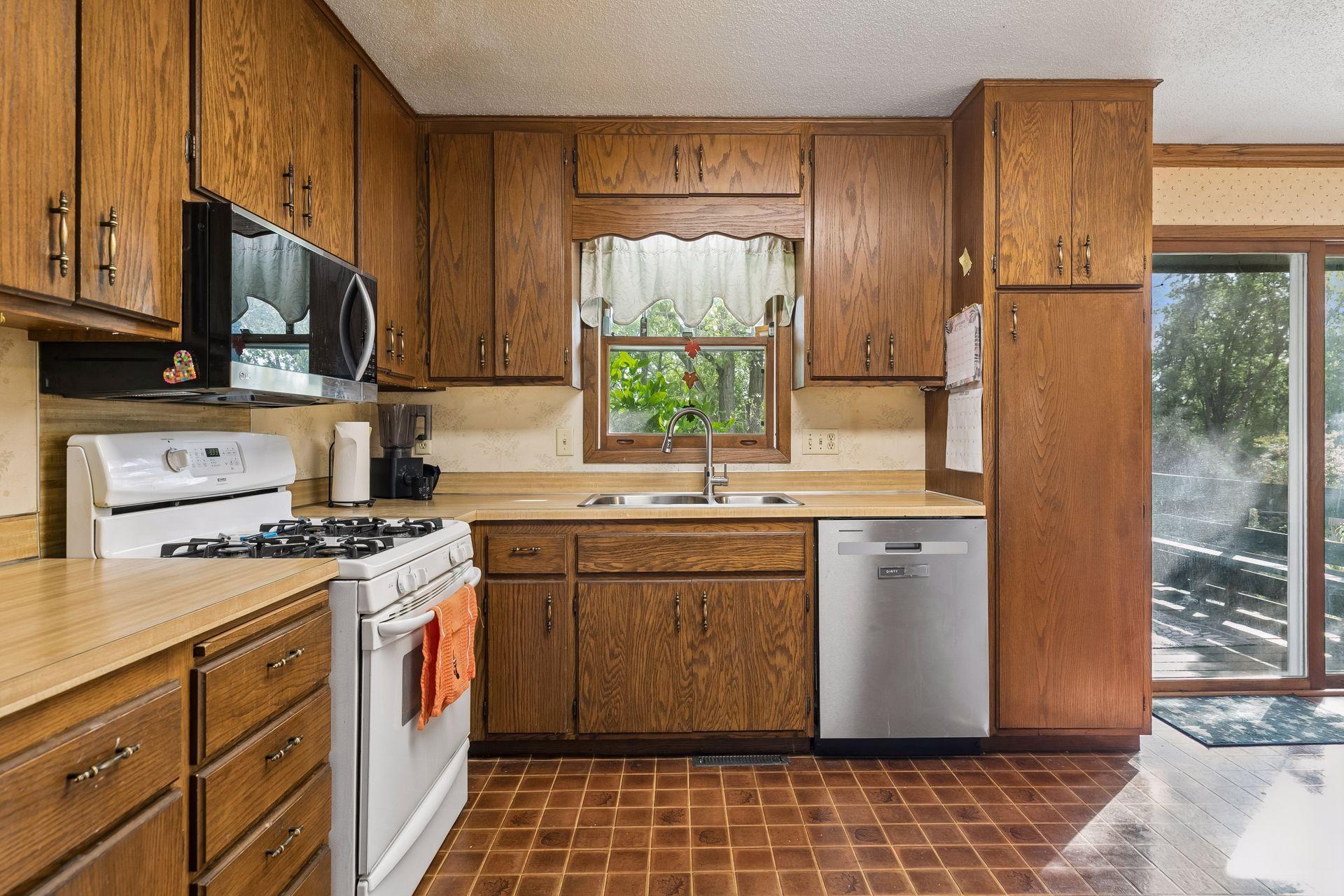 750 Viking Drive E Property Photo 10
