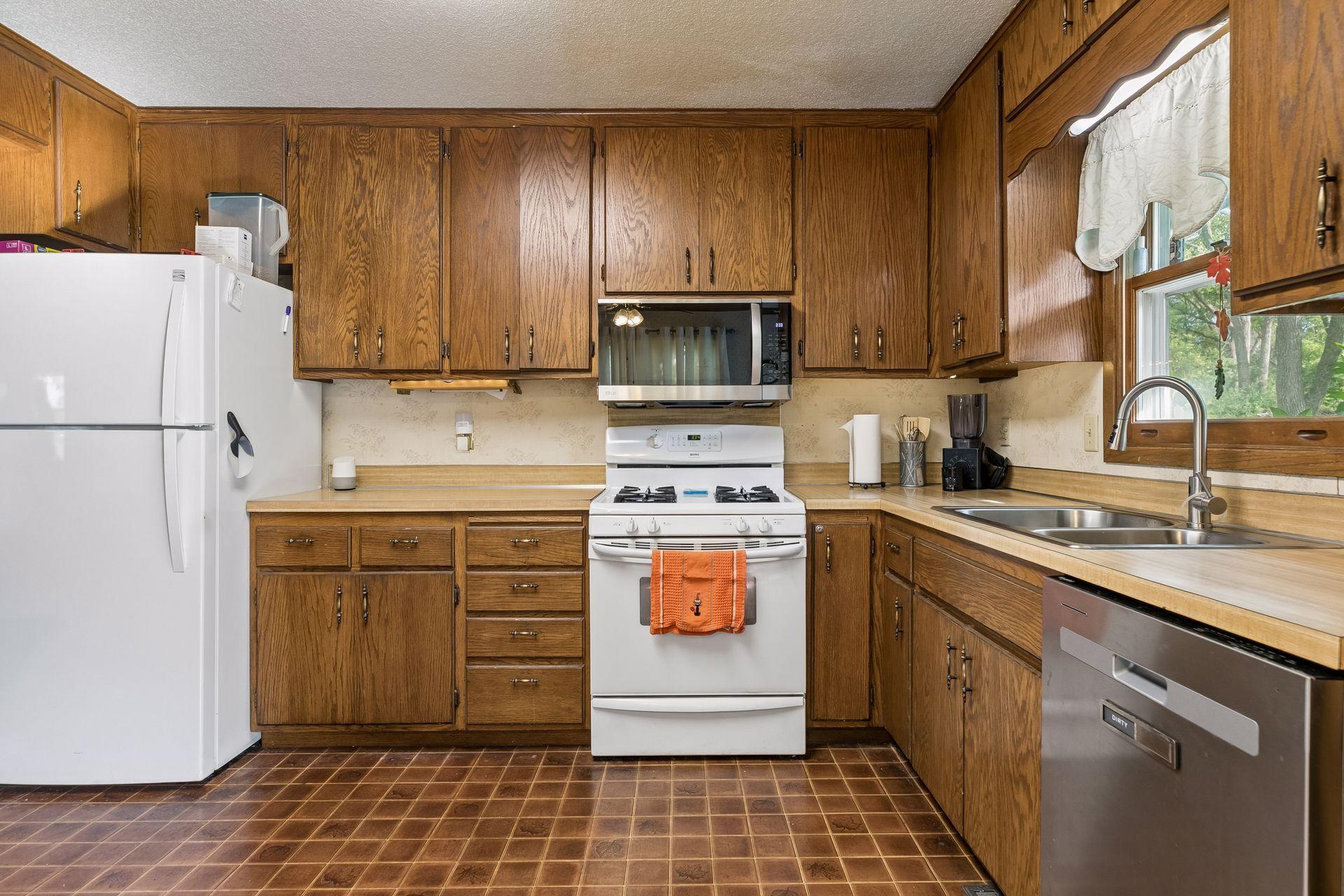 750 Viking Drive E Property Photo 11