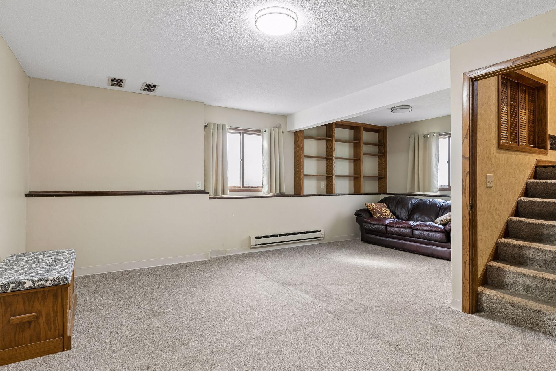750 Viking Drive E Property Photo 17