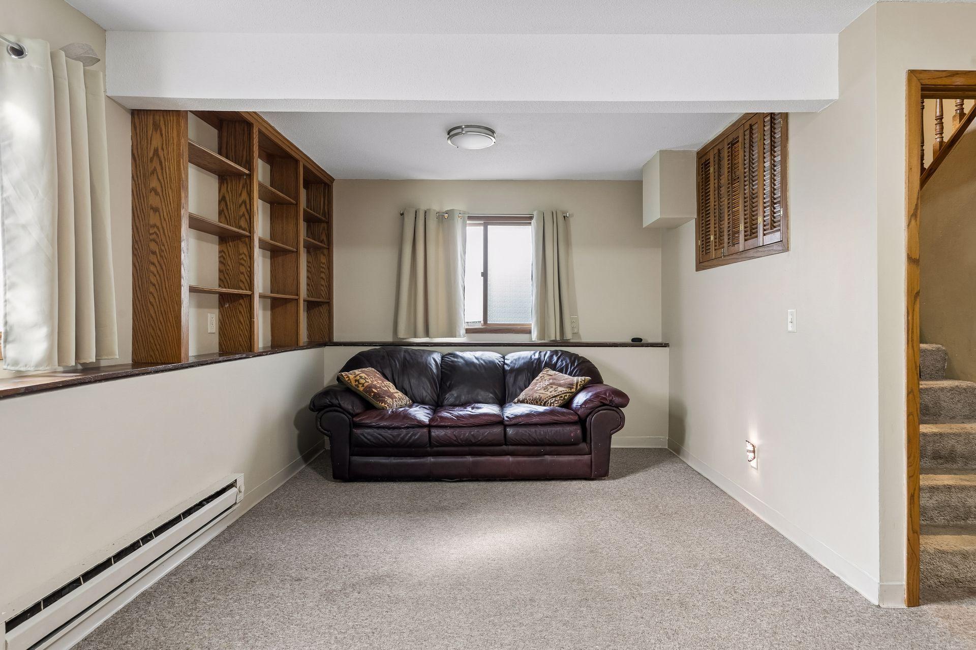 750 Viking Drive E Property Photo 18