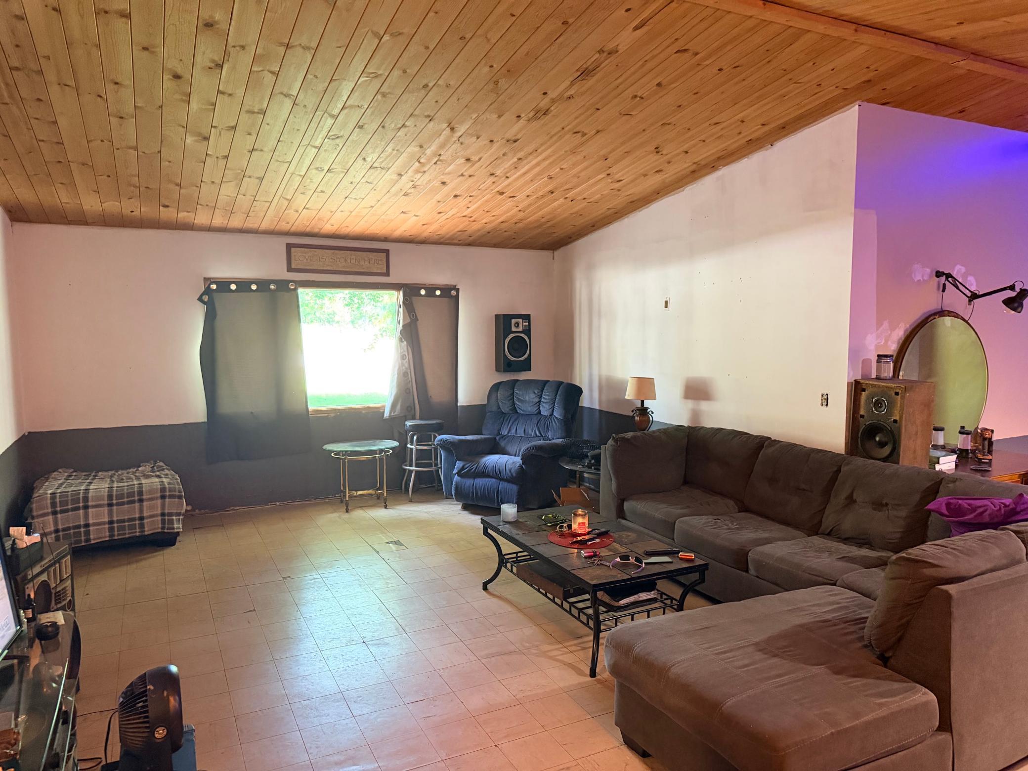110 28th Street E Property Photo 3