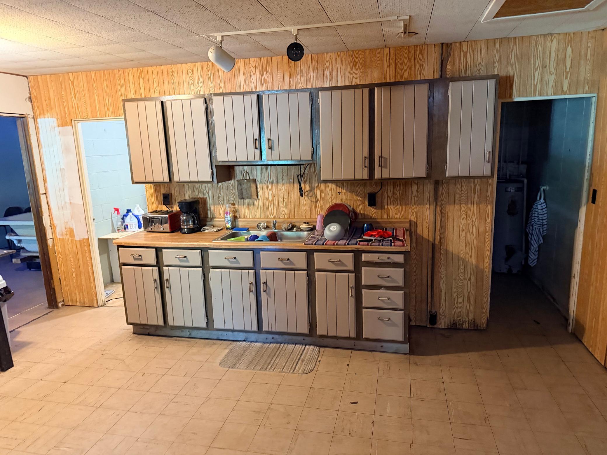 110 28th Street E Property Photo 6