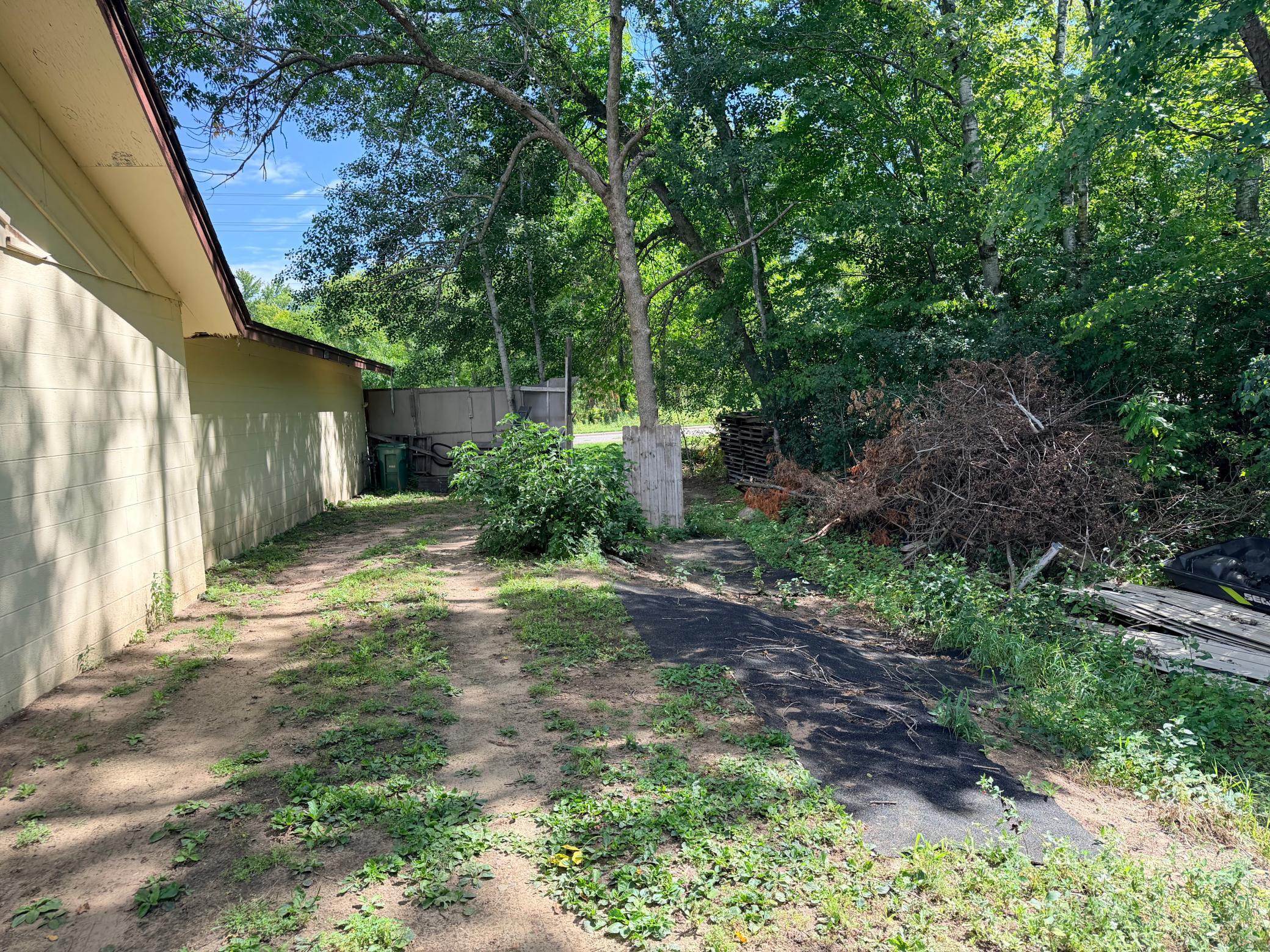 110 28th Street E Property Photo 11
