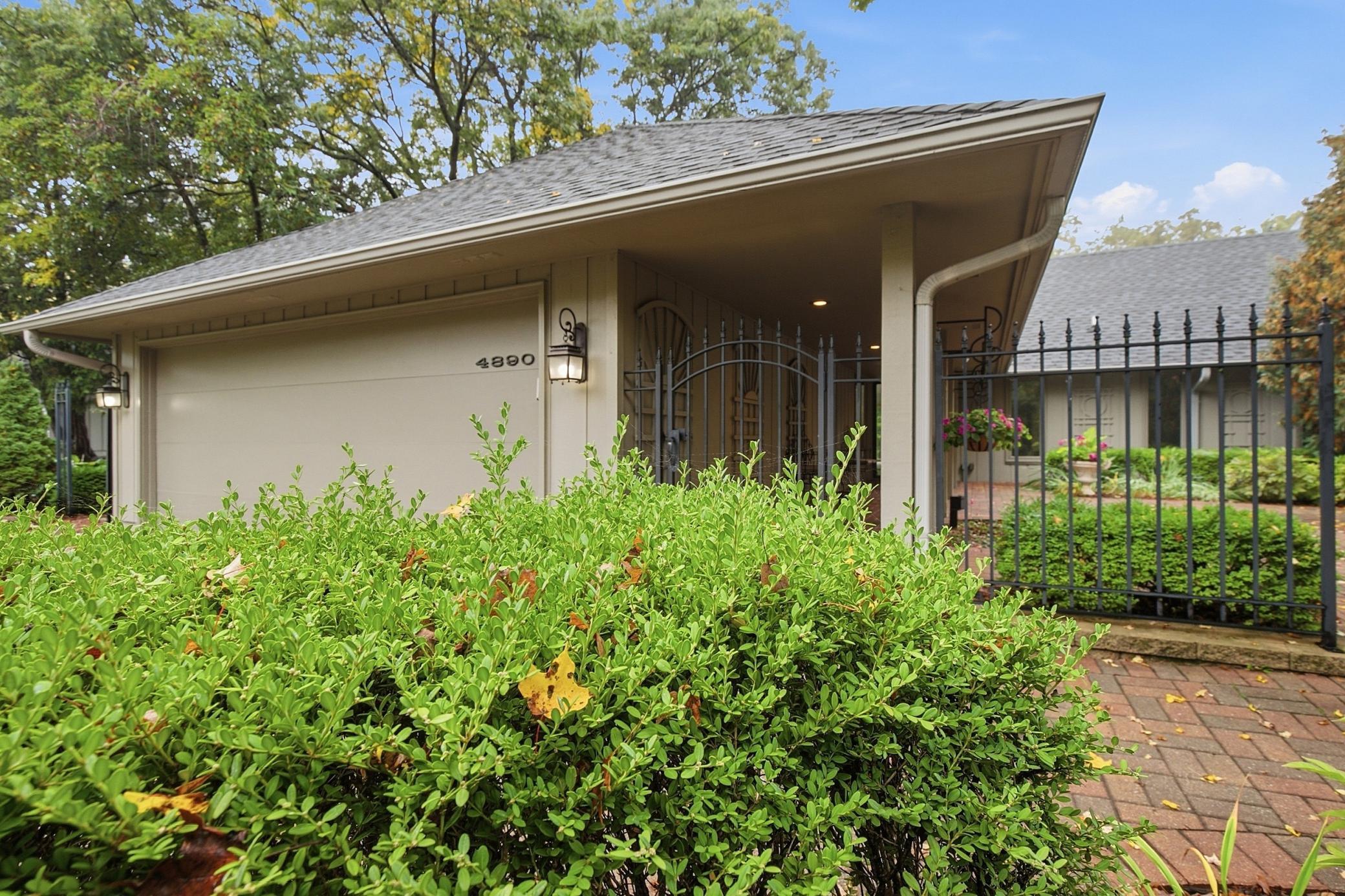4890 Regents Walk Property Photo 3