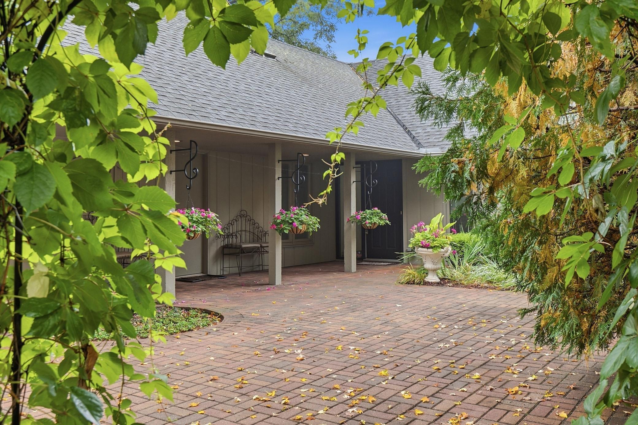 4890 Regents Walk Property Photo 3