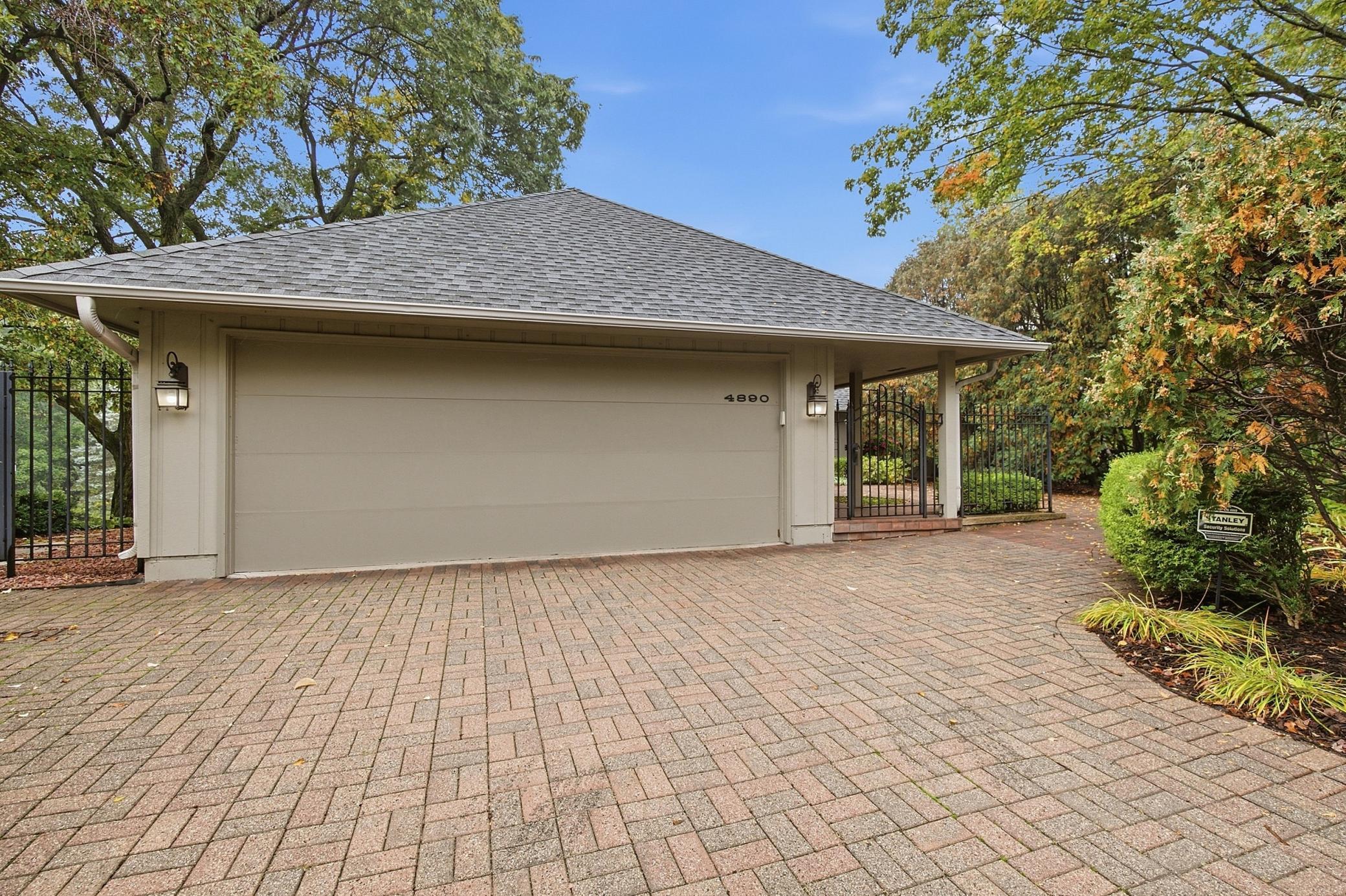 4890 Regents Walk Property Photo 3