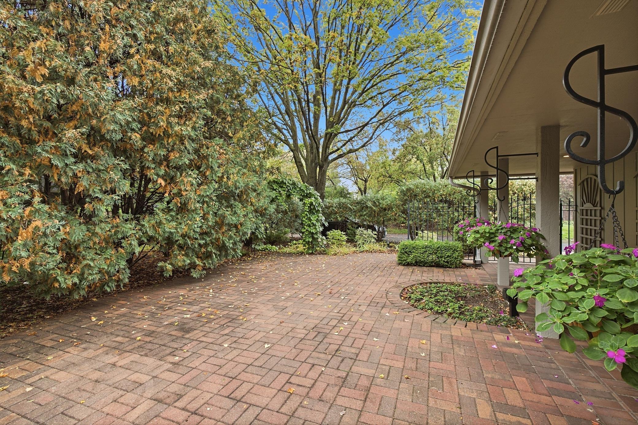 4890 Regents Walk Property Photo 6