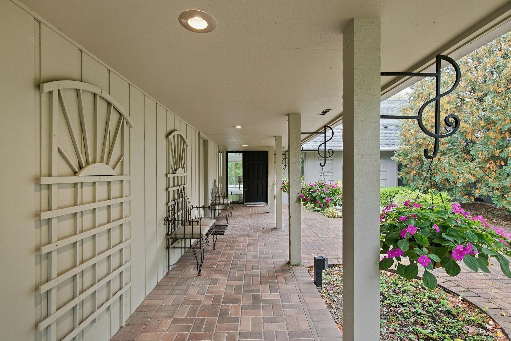 4890 Regents Walk Property Photo 7