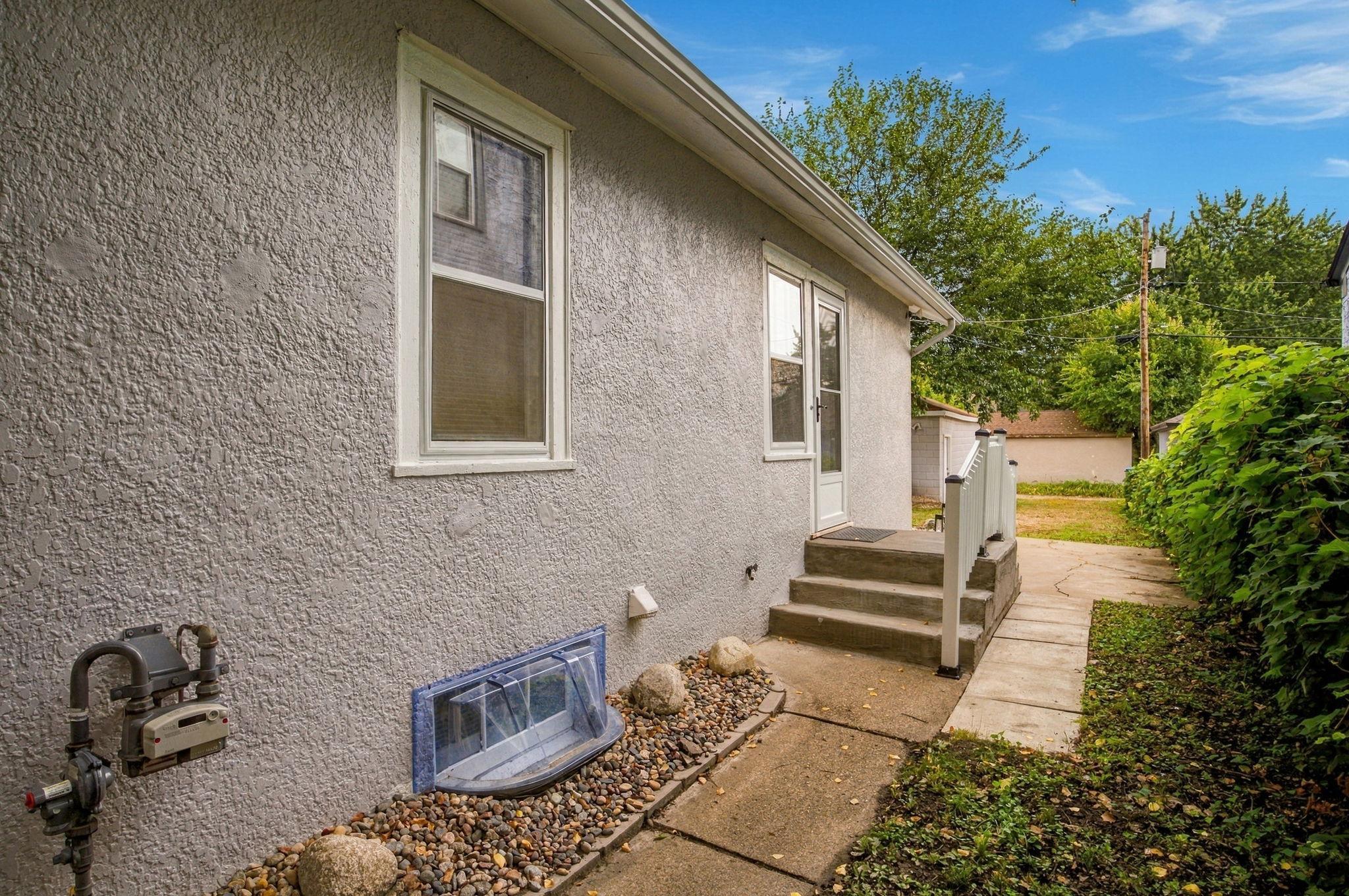 1428 Vincent Avenue N Property Photo 3
