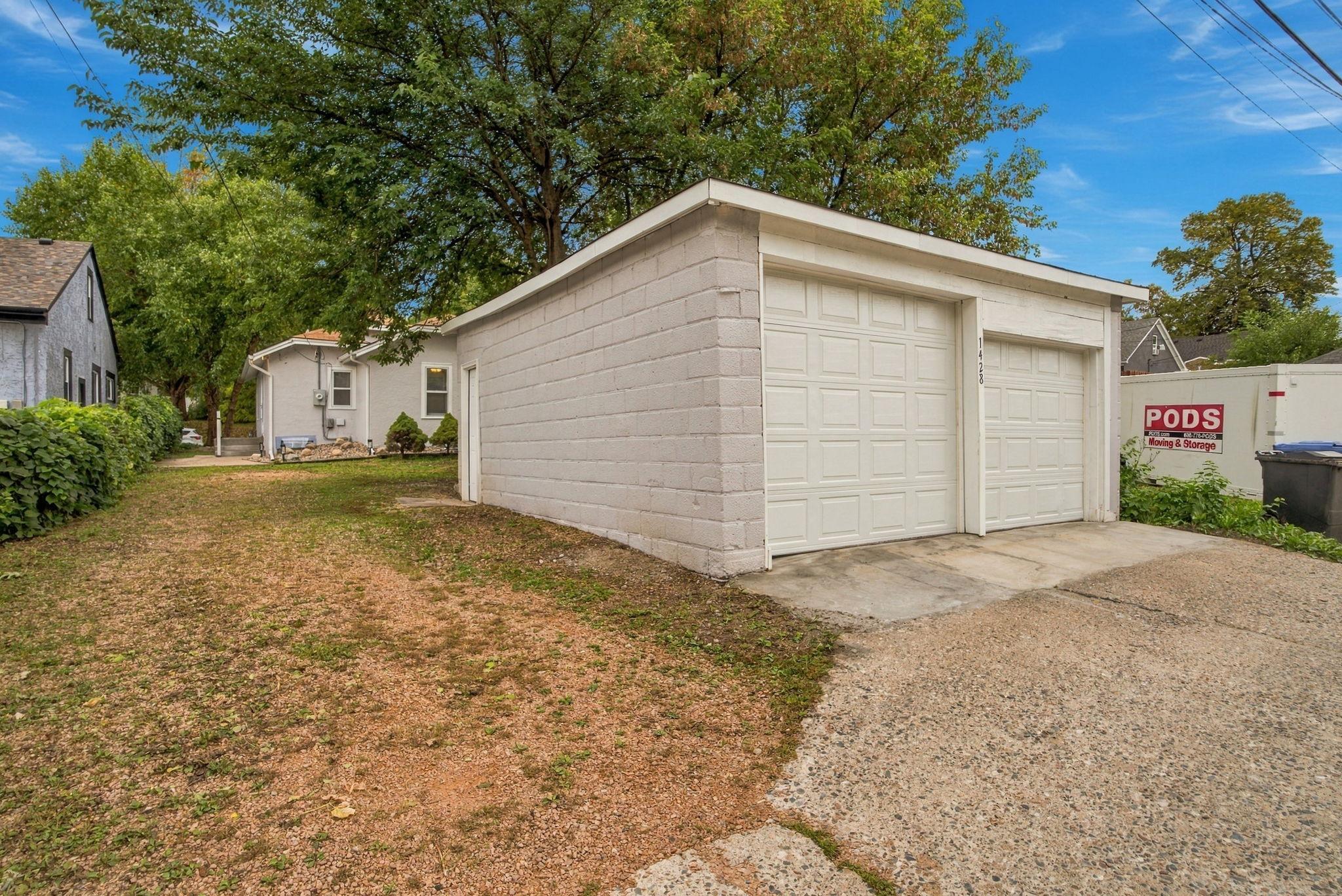 1428 Vincent Avenue N Property Photo 9