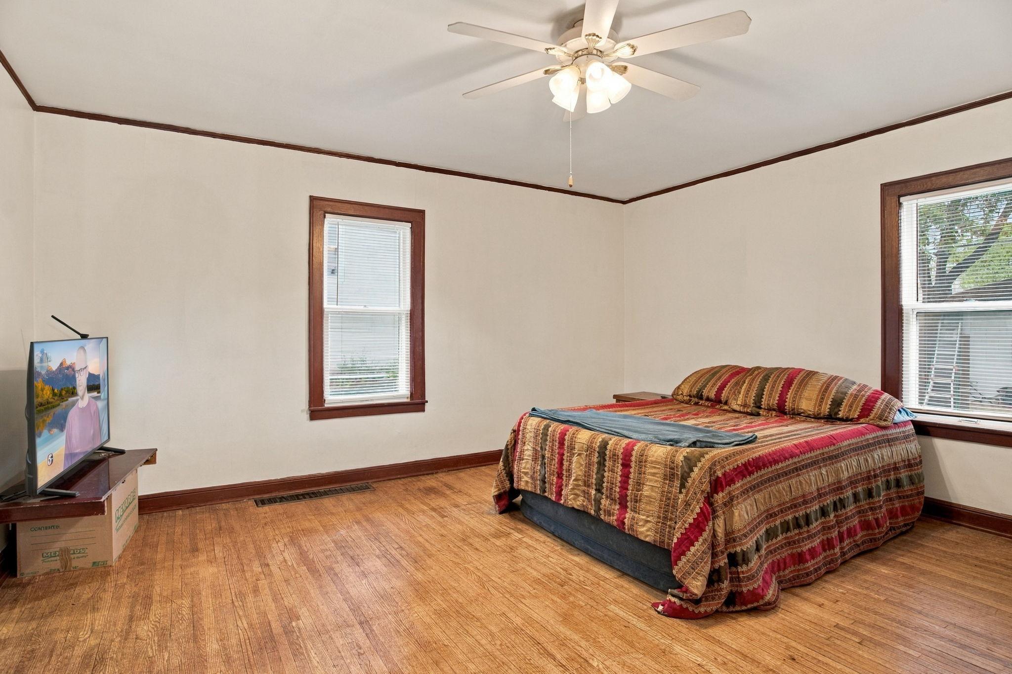 1428 Vincent Avenue N Property Photo 10