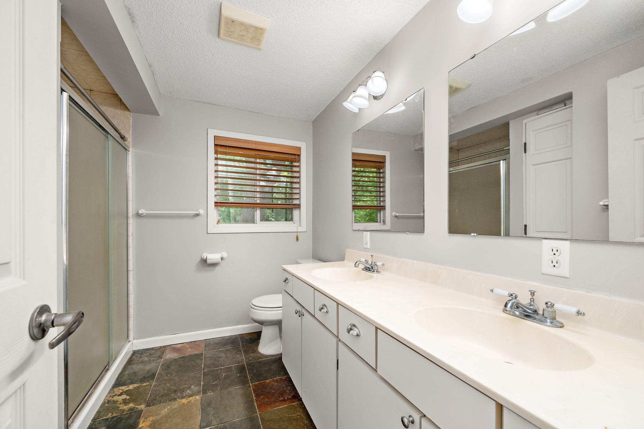 5200 Greenwood Circle Property Photo 12