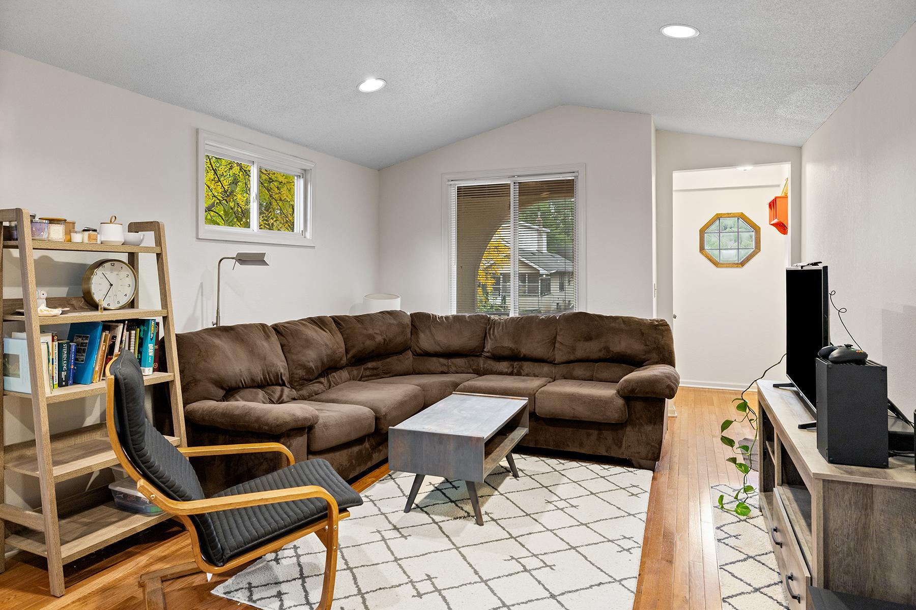 1027 5th Street E Property Photo 3