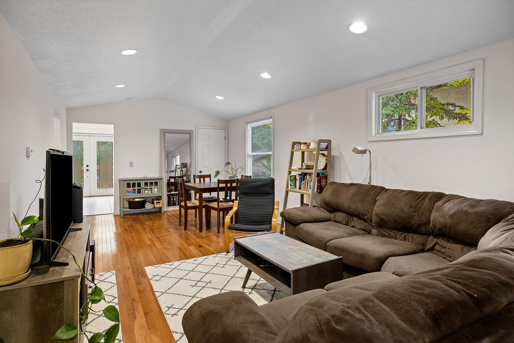 1027 5th Street E Property Photo 4