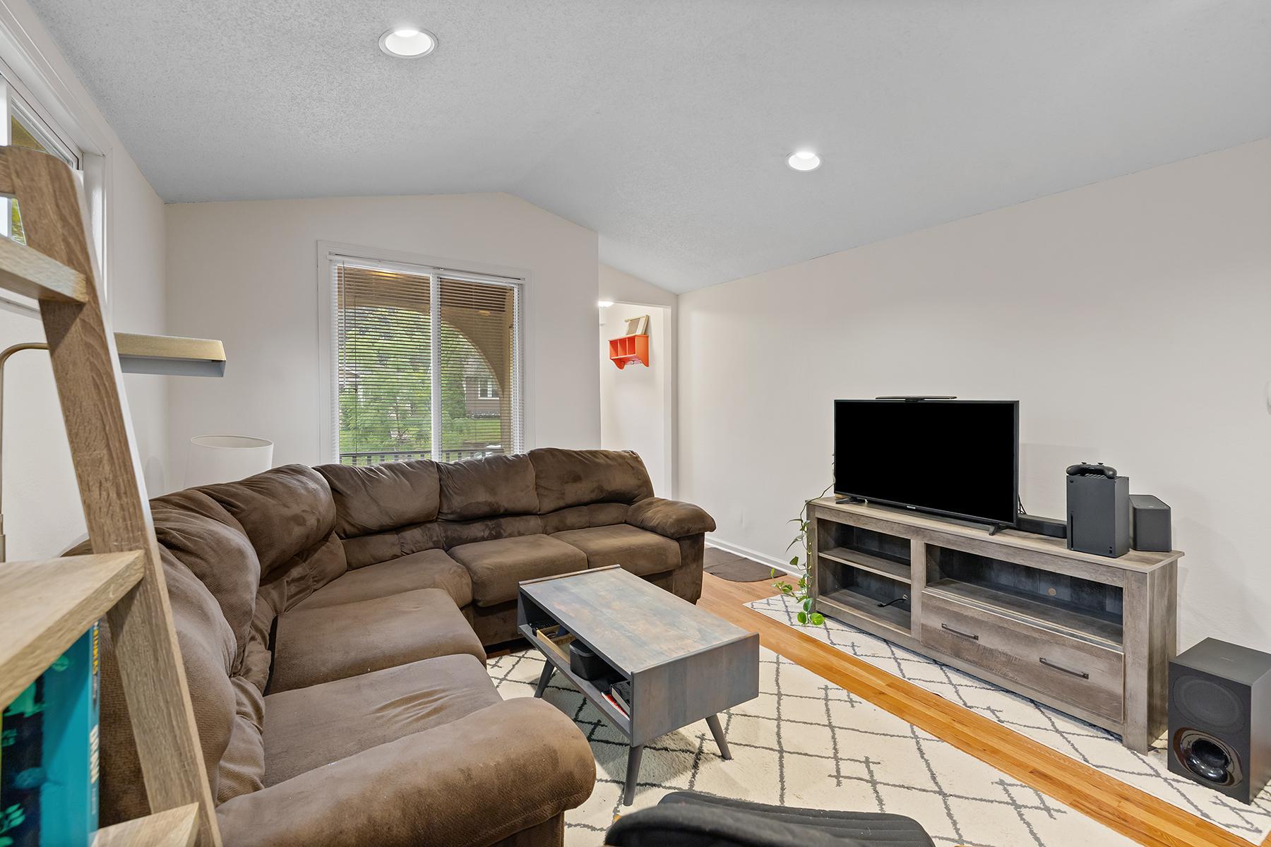 1027 5th Street E Property Photo 5