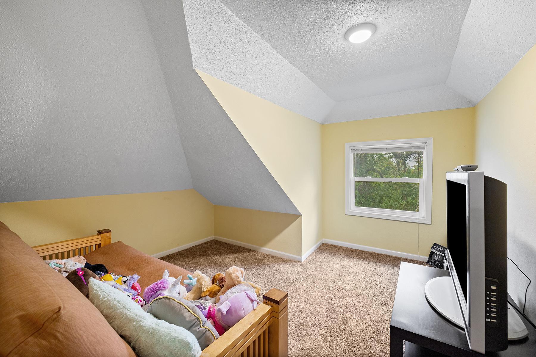 1027 5th Street E Property Photo 15