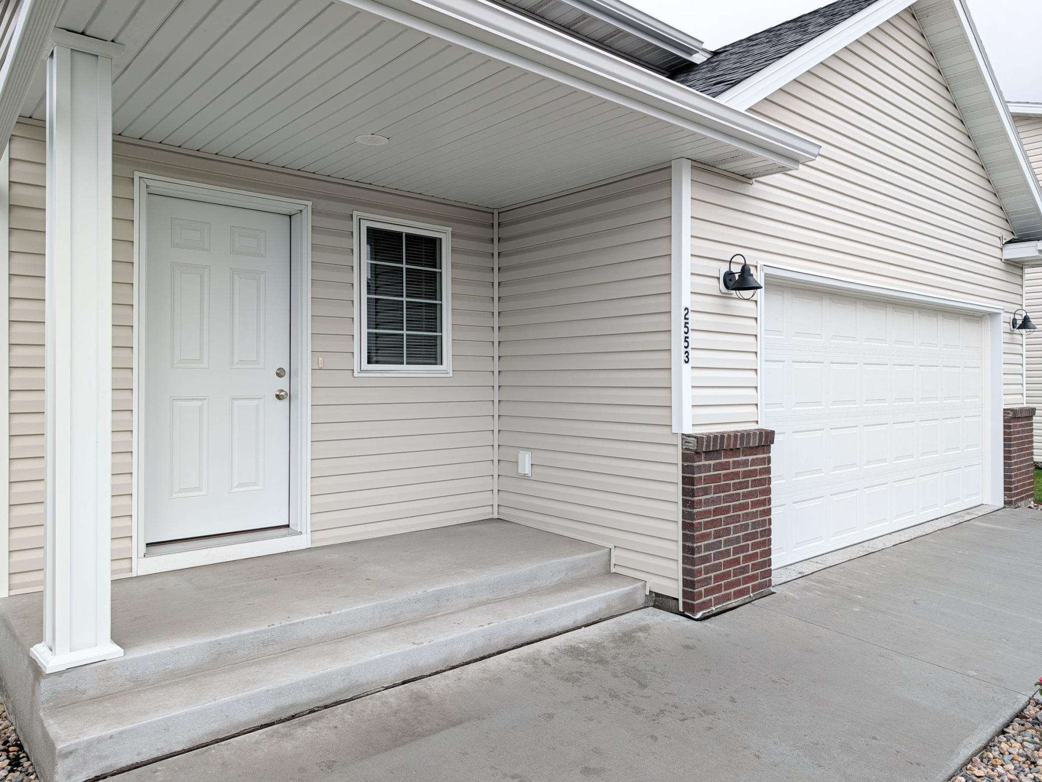 2553 Fulton Loop S Property Photo 2