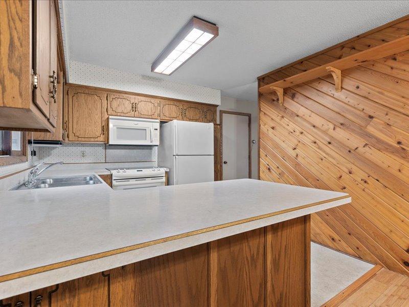 12863 Kingwood Drive Property Photo 7