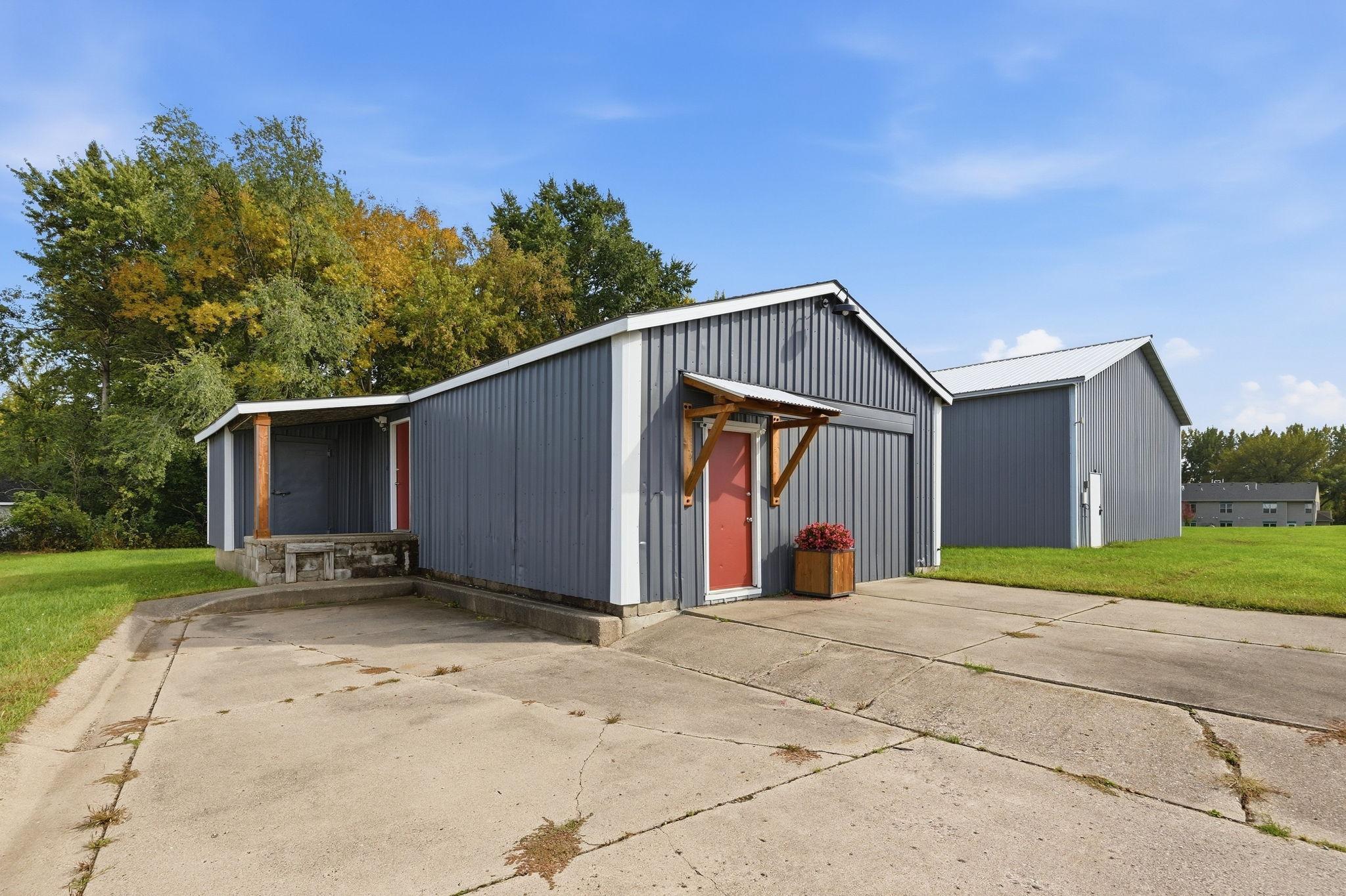 520 & 522 Highway 7 E Property Photo 1