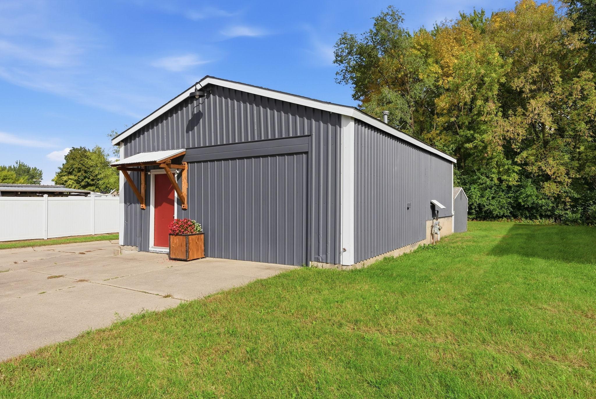 520 & 522 Highway 7 E Property Photo 2