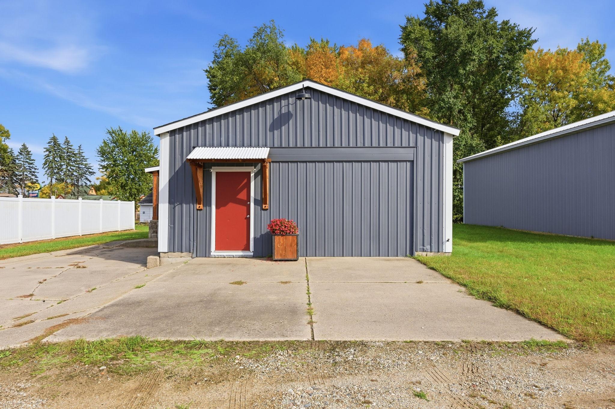 520 & 522 Highway 7 E Property Photo 3