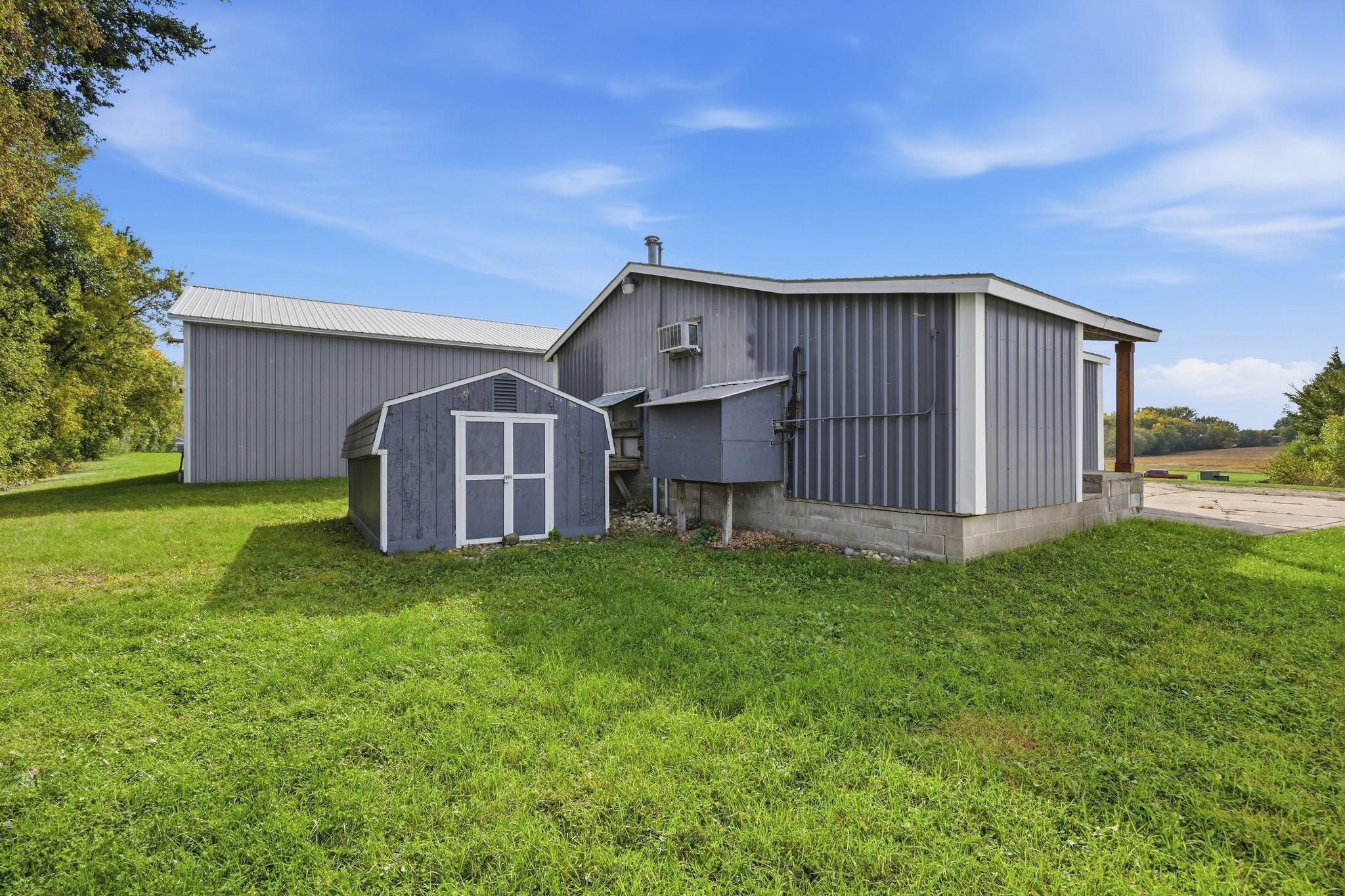 520 & 522 Highway 7 E Property Photo 4