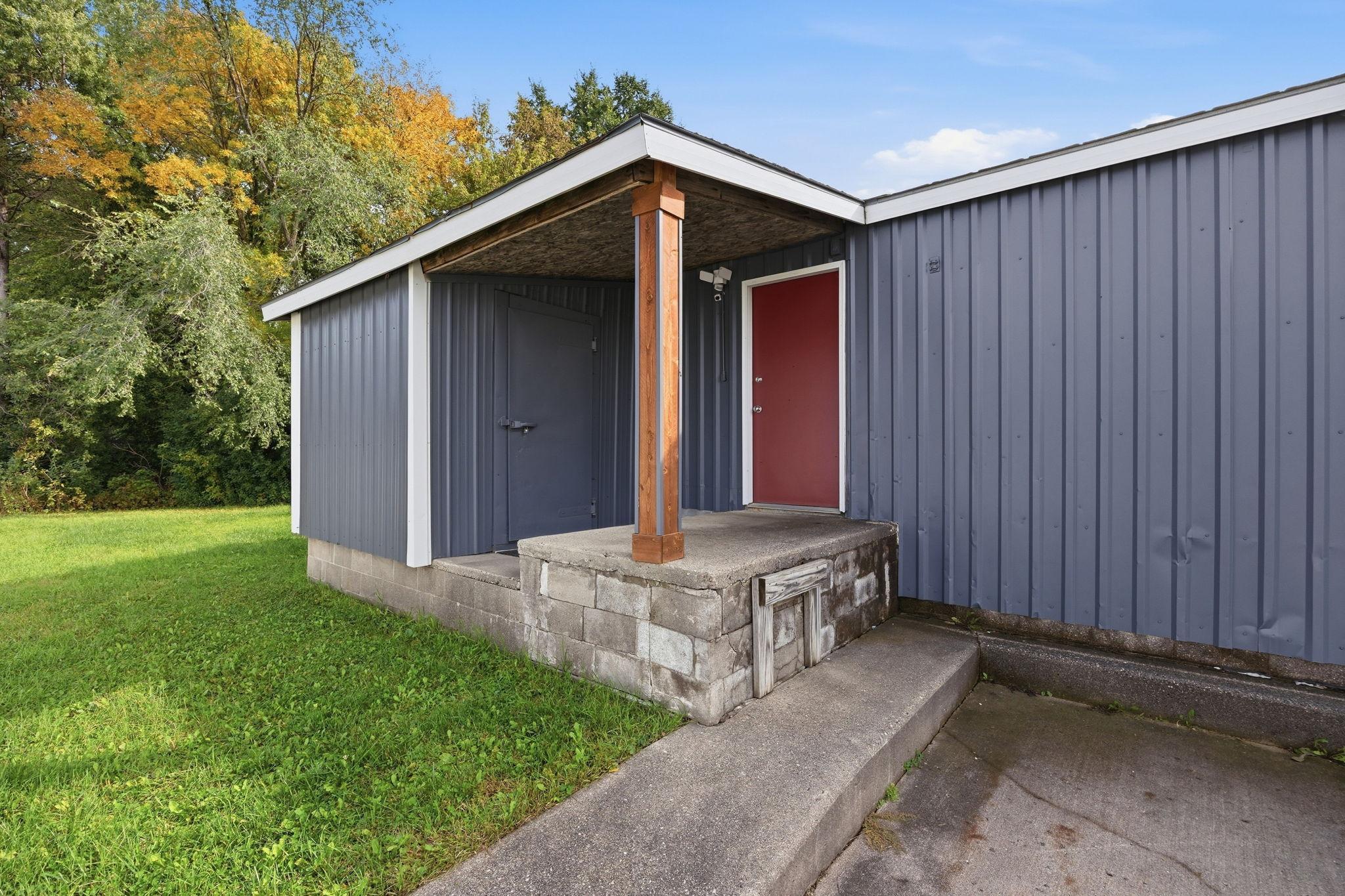 520 & 522 Highway 7 E Property Photo 5