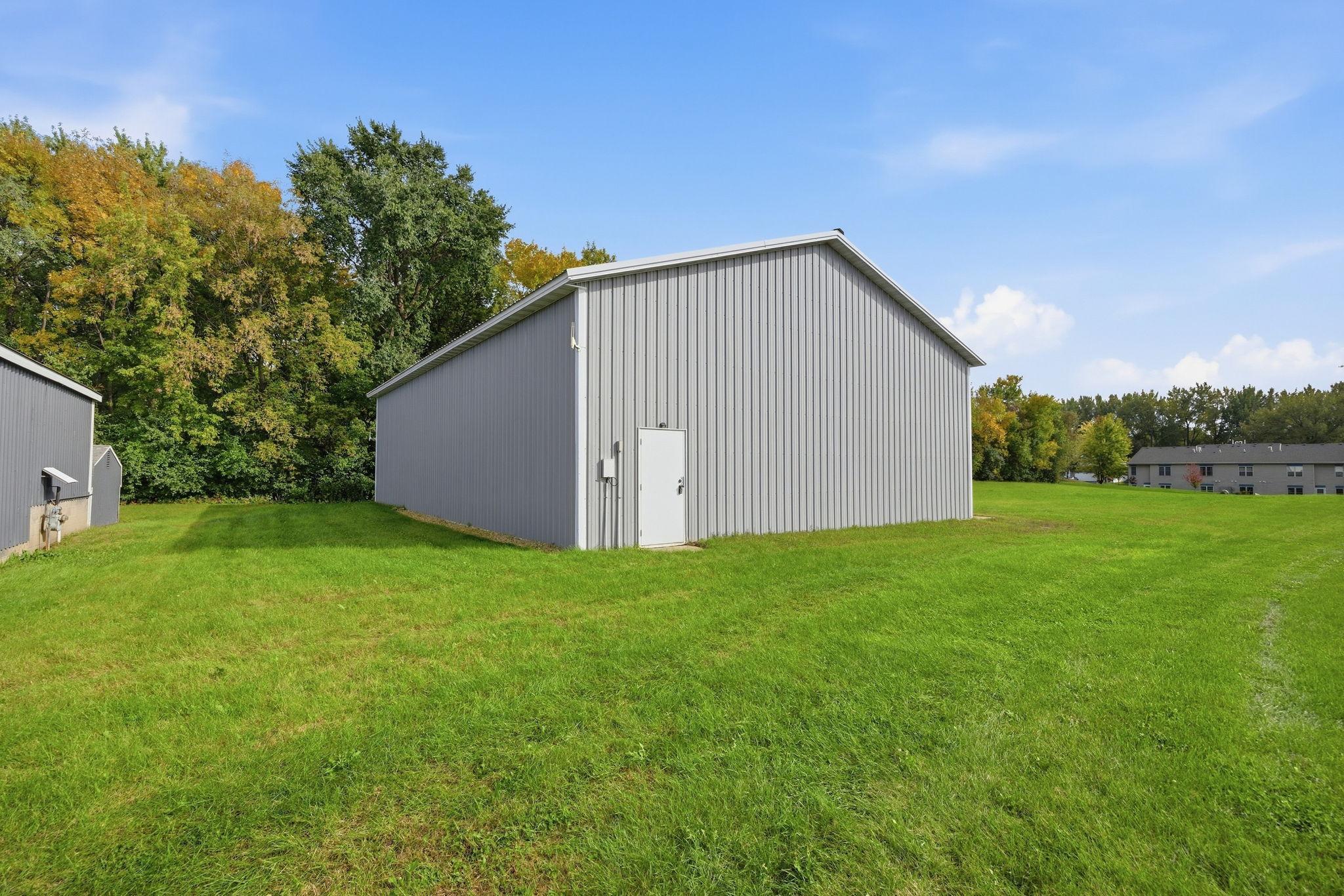 520 & 522 Highway 7 E Property Photo 6