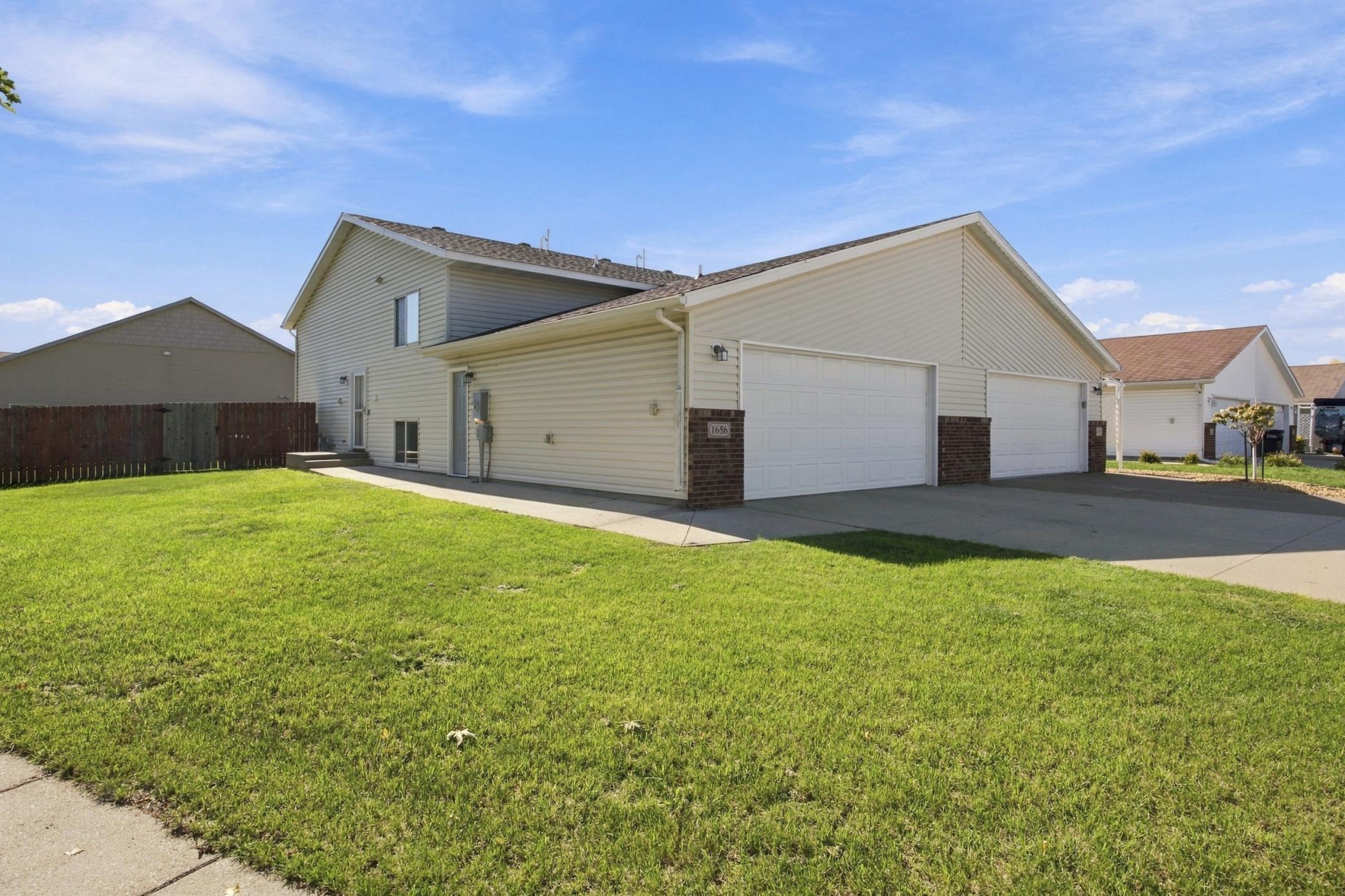 1656 6 Street W