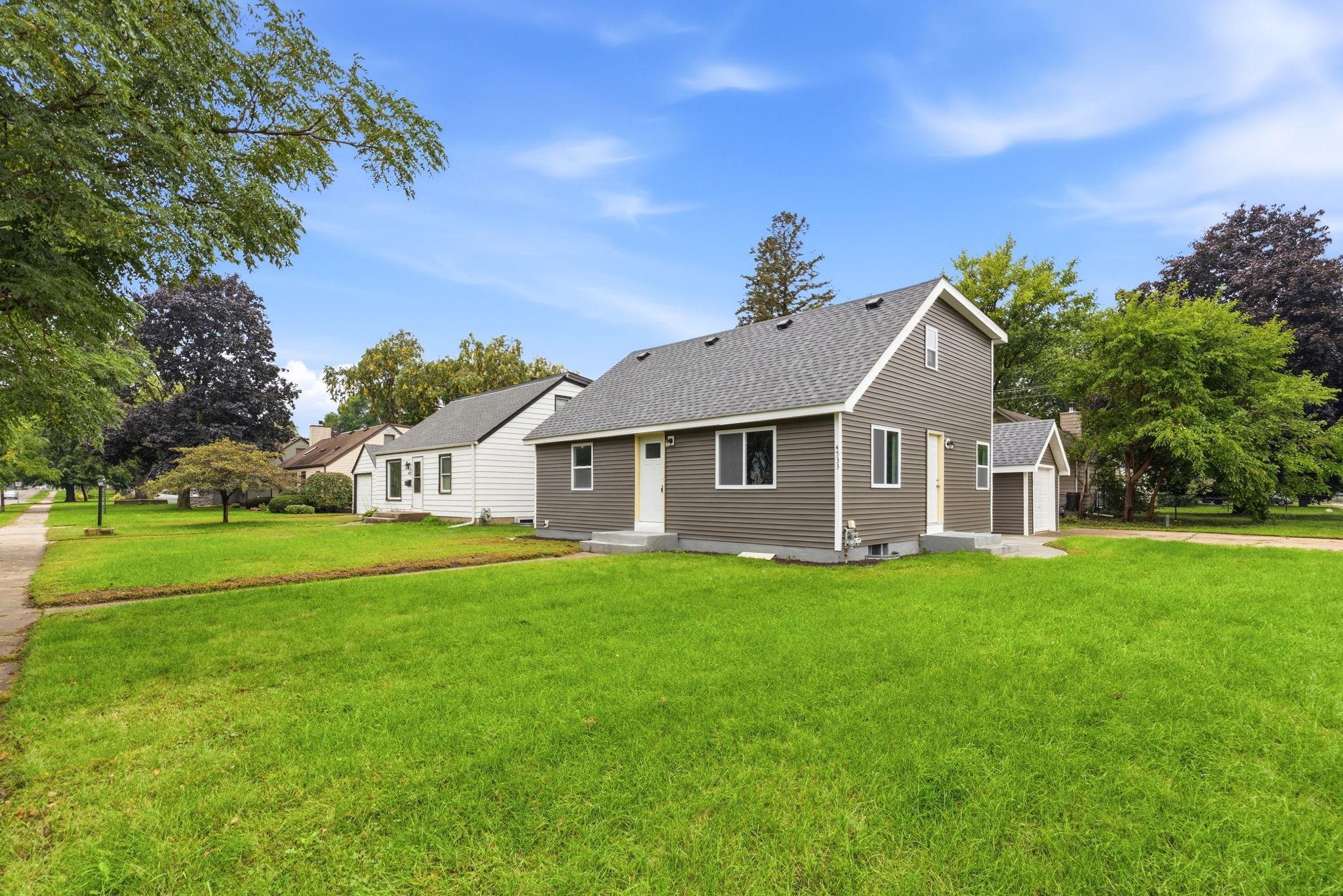 4533 Welcome Avenue N Property Photo 3