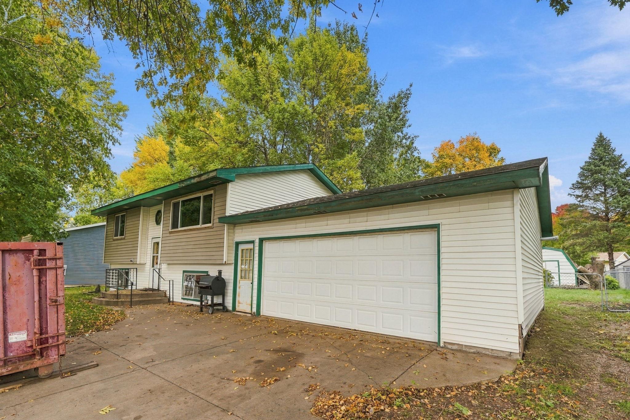 610 4th Street W Property Photo 1